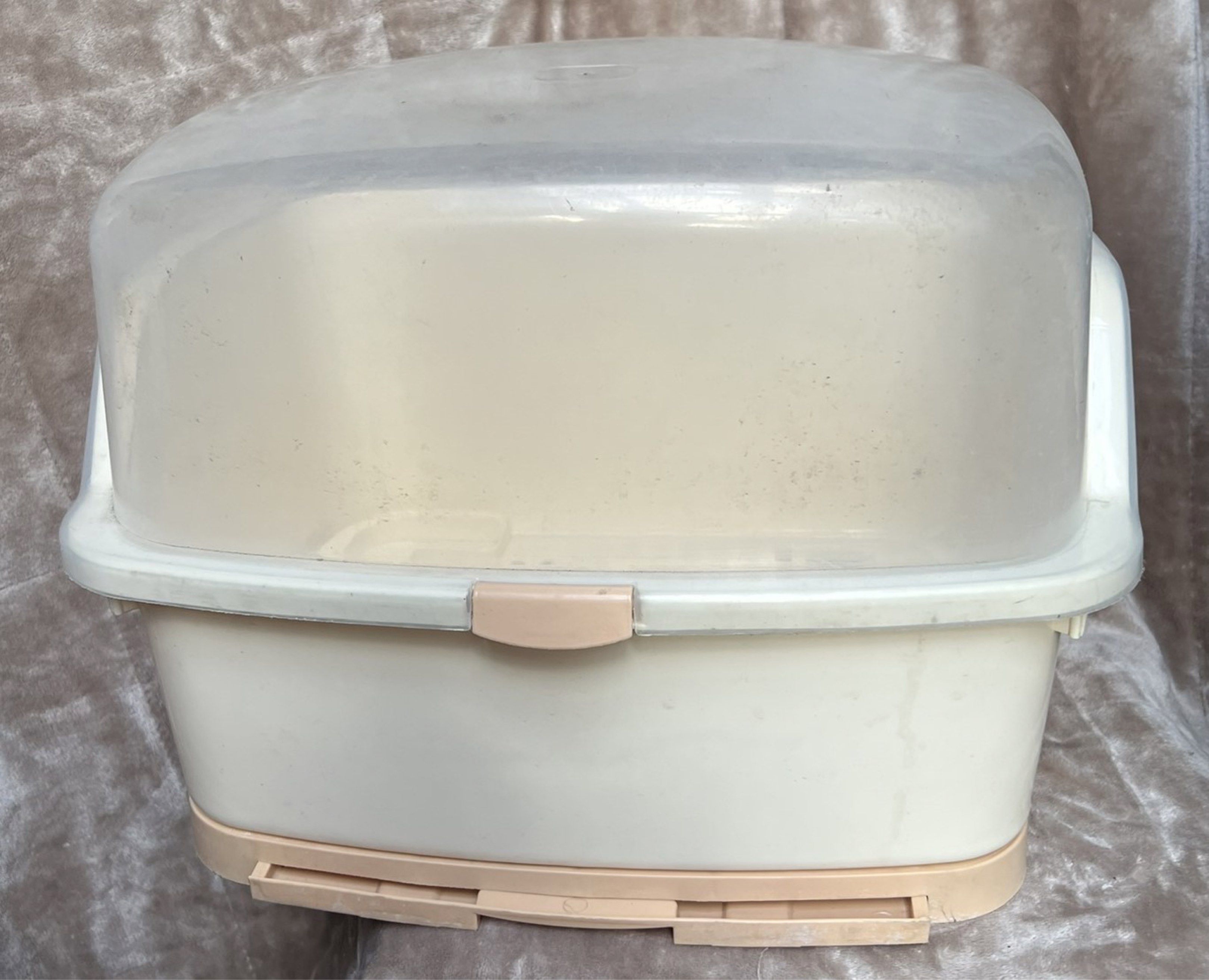 Covered Dish Drying Rack (Category: Other Kitchenware & Tableware) located in San Pedro. Submitted by _closetraiders_ (Listing ID 1417009939, Image 3). Description: Dish drying rack features a clear, covered lid and a removable tray. It has a beige and clear color scheme. The rack has a rectangular shape with a latch to secure the lid. The rack has a built-in tray for water drainage..