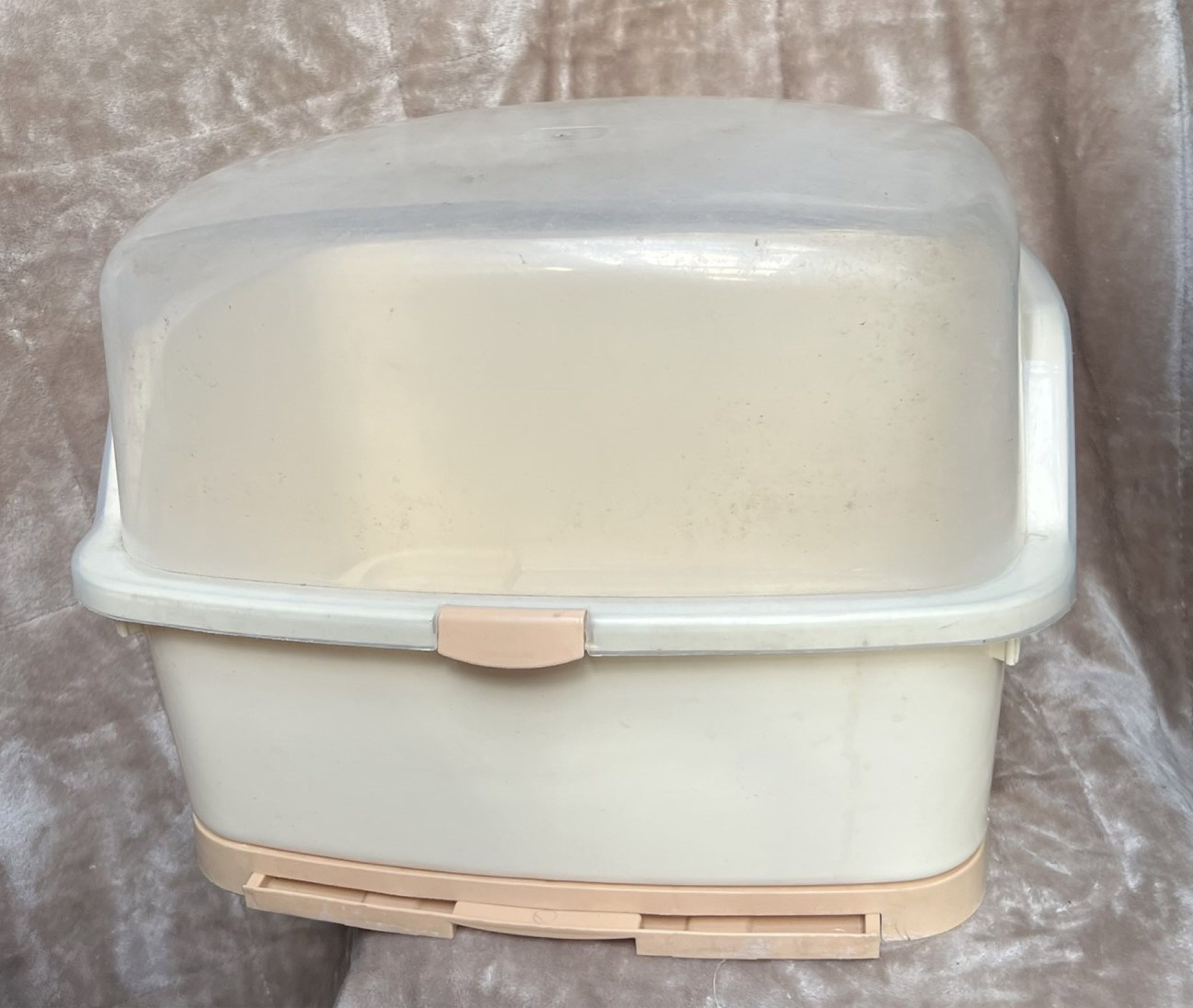 Covered Dish Drying Rack (Category: Other Kitchenware & Tableware) located in San Pedro. Submitted by _closetraiders_ (Listing ID 1417009939, Image 1). Description: Dish drying rack features a clear, covered lid and a removable tray. It has a beige and clear color scheme. The rack has a rectangular shape with a latch to secure the lid. The rack has a built-in tray for water drainage..