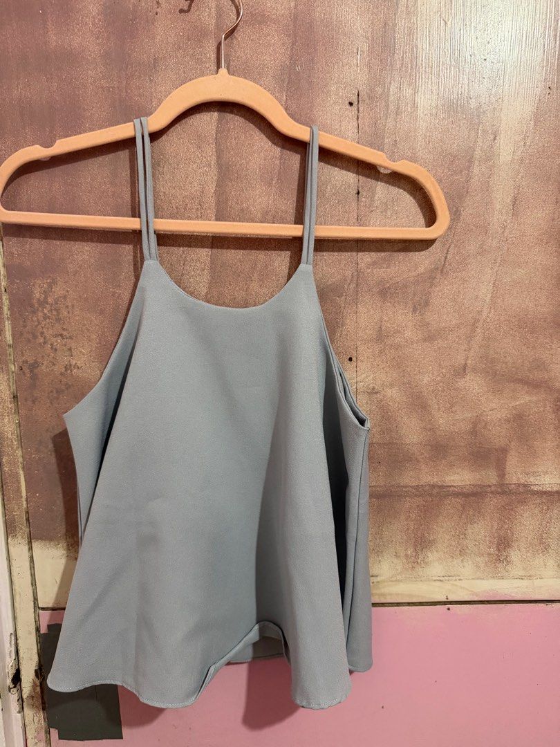 Flowy Top (Category: Sleeveless) located in Legazpi City. Submitted by hellomique (Listing ID 1416905695, Image 1). Description: Never used Na stock lang sa cabinet can fit XS to S.