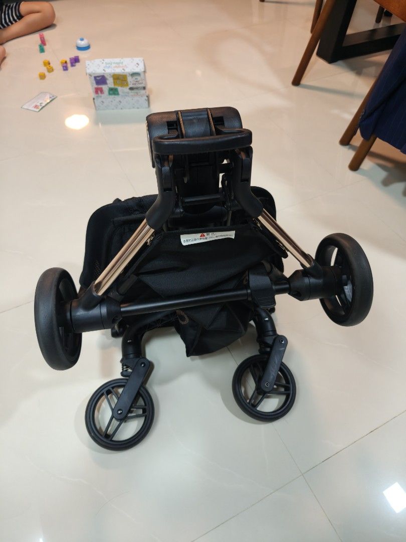 Foldable Strollers (Category: Strollers) located in Singapore. Submitted by ang193 (Listing ID 1416928189, Image 3). Description: Strollers for kids, my kids are 25kg and still able to fit in, foldable, very convenient..