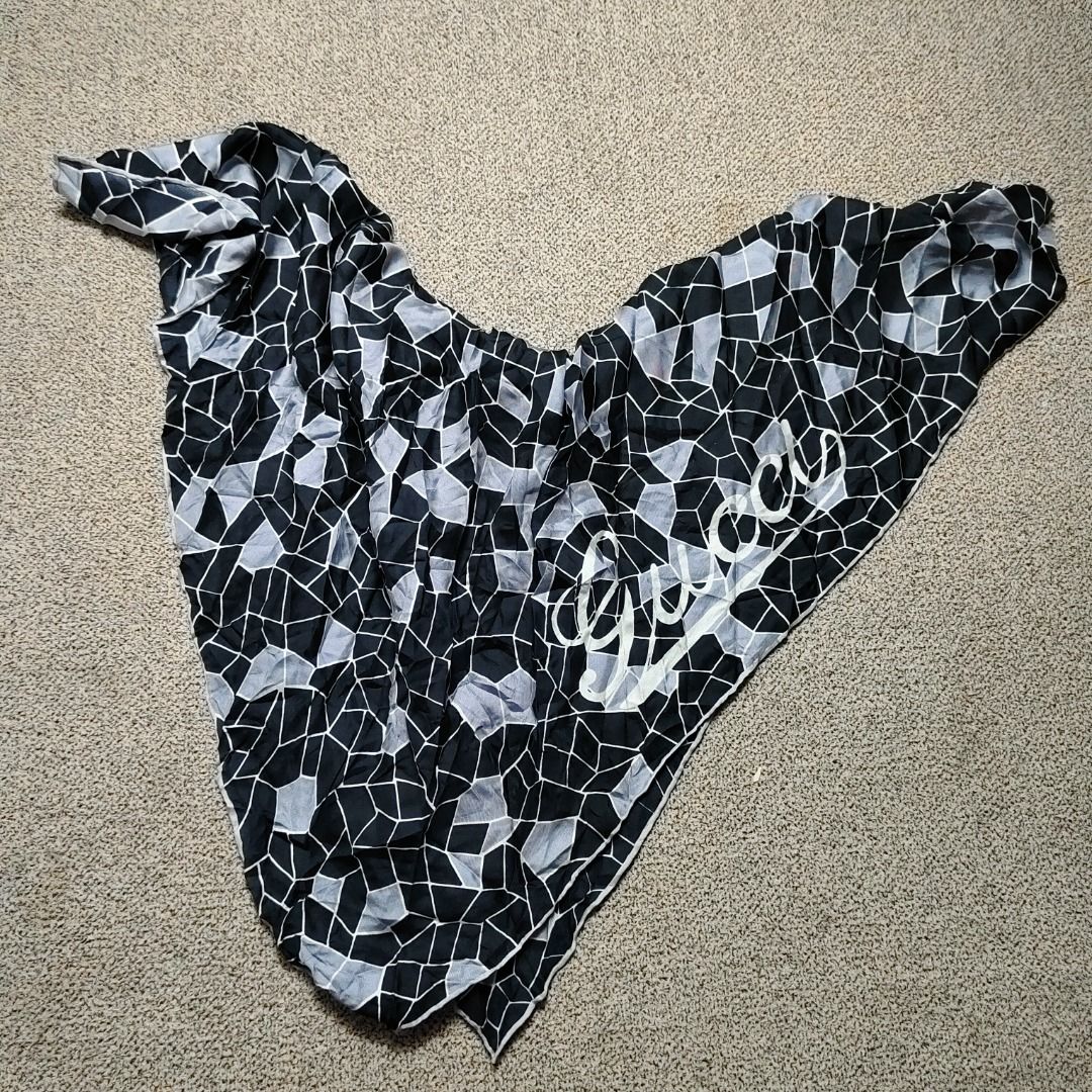 Gucci Scarf (Category: Luxury Accessories) located in General Santos City (Dadiangas). Submitted by rags2reviveph (Listing ID 1416940420, Image 1). Description: Gucci Scarf width 34 length 34 Excellent.