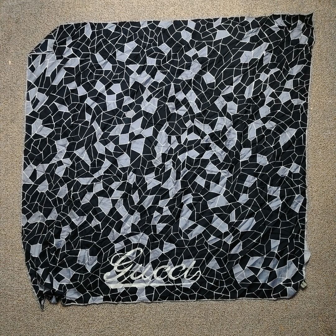 Gucci Scarf (Category: Luxury Accessories) located in General Santos City (Dadiangas). Submitted by rags2reviveph (Listing ID 1416940420, Image 2). Description: Gucci Scarf width 34 length 34 Excellent.