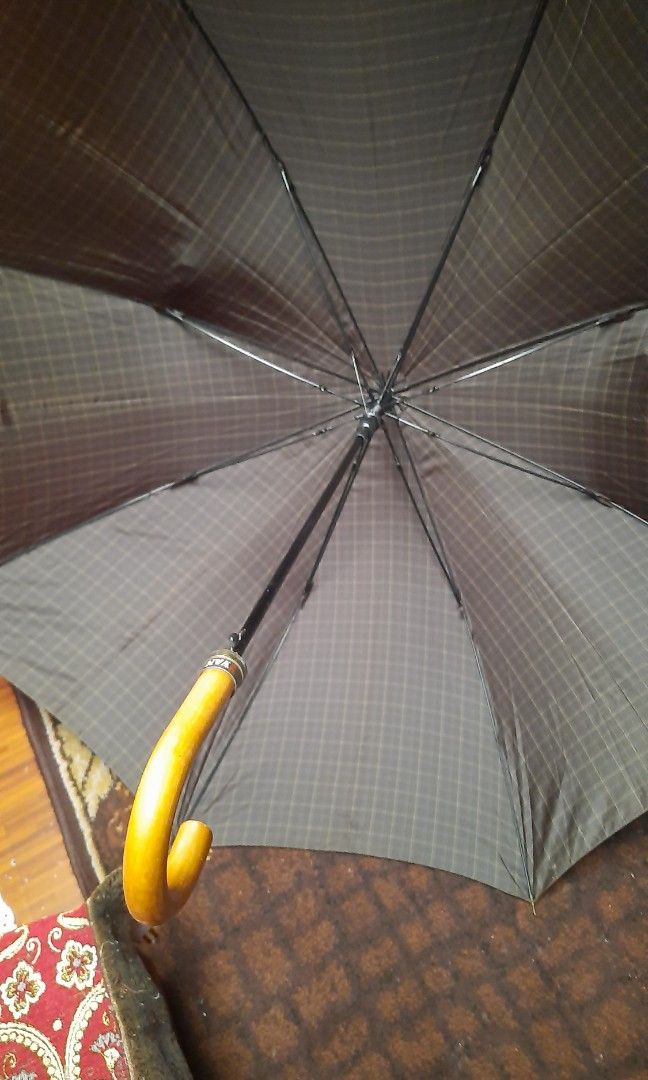Heavy duty Long XL umbrella automatic brown checkered (Category: Umbrellas) located in Manila. Submitted by luckycharm_215 (Listing ID 1416898363, Image 1). Description: used,heavy duty.