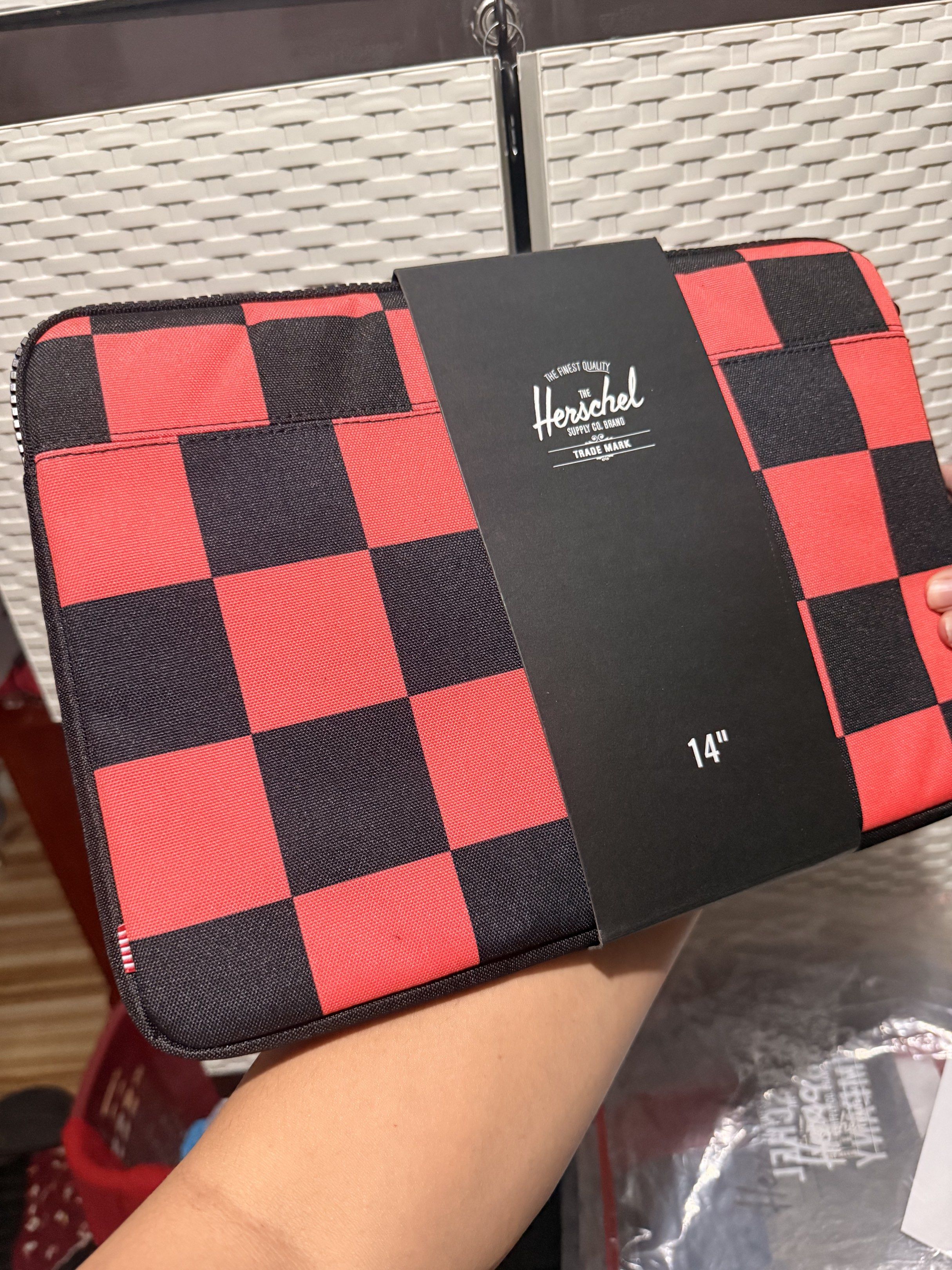 Herschel Anchor 14" Laptop Sleeve (Category: Laptop Bags & Sleeves) located in Manila. Submitted by silentgothic16 (Listing ID 1416975950, Image 2). Description: D panagakit almost brandnew.