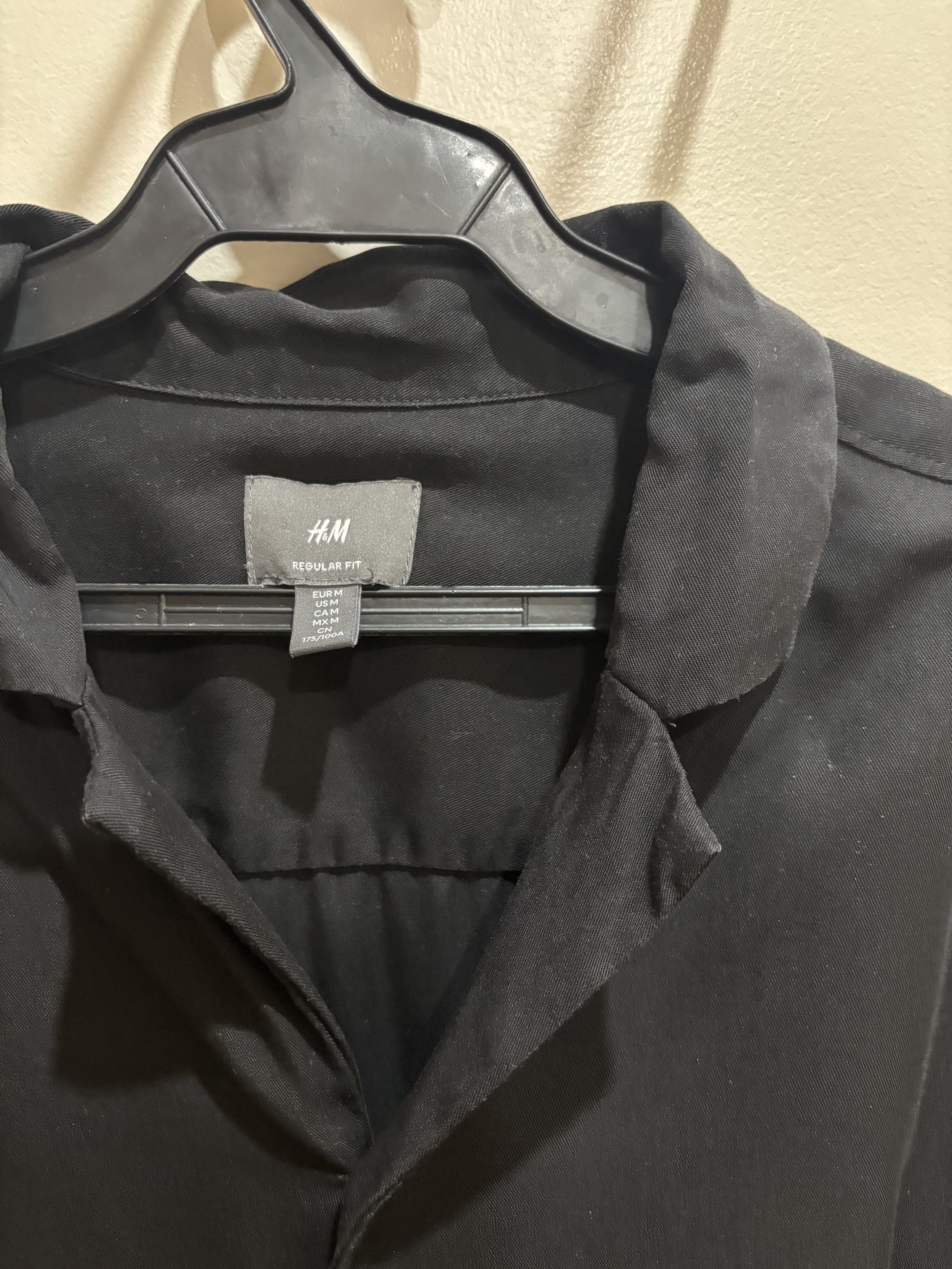 H&M Black Long Sleeve Shirt (Category: Tshirts & Polo Shirts ) located in Agdangan. Submitted by palmroot (Listing ID 1416905413, Image 2). Description: Has the Cuban collar. Regular fit. Fabric is dropped when worn so it gives that aesthetic fit 👌🏼 Worn once for an event. .