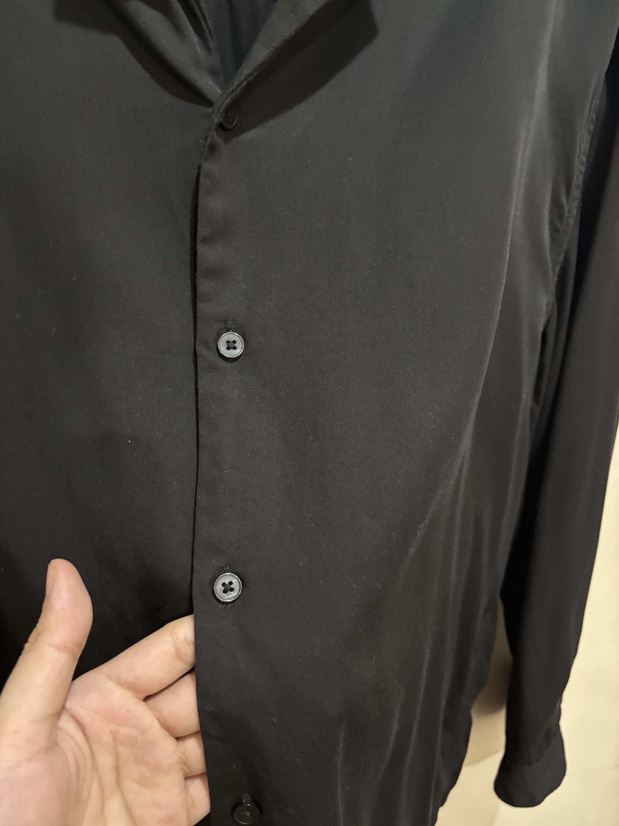 H&M Black Long Sleeve Shirt (Category: Tshirts & Polo Shirts ) located in Agdangan. Submitted by palmroot (Listing ID 1416905413, Image 3). Description: Has the Cuban collar. Regular fit. Fabric is dropped when worn so it gives that aesthetic fit 👌🏼 Worn once for an event. .
