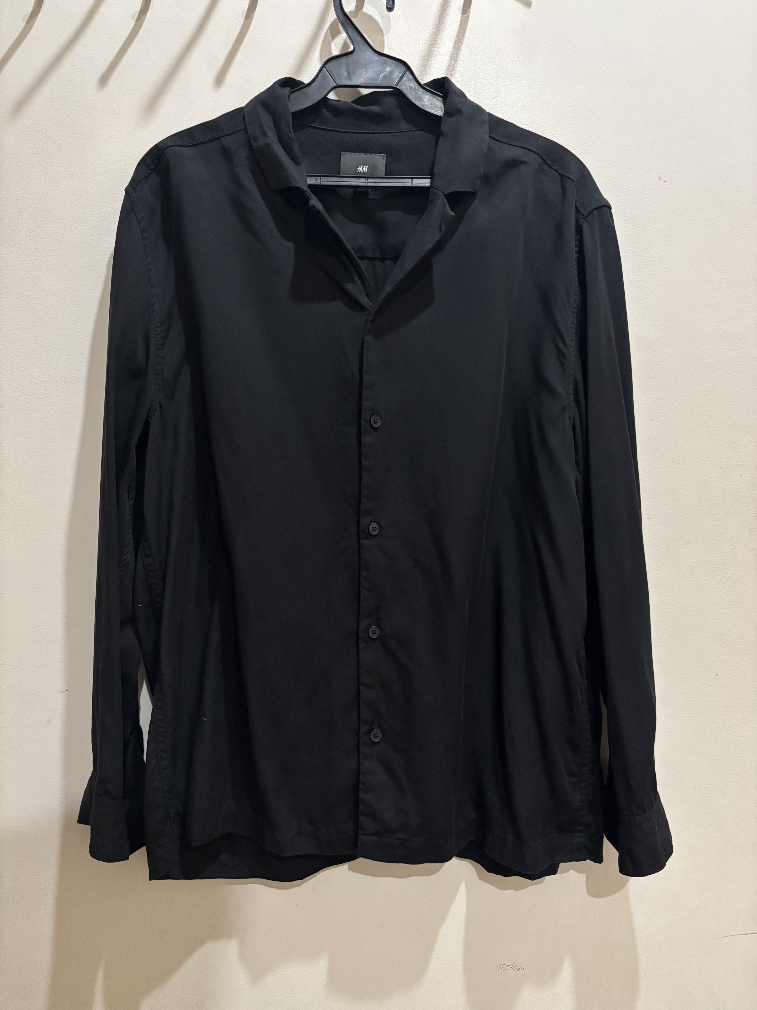 H&M Black Long Sleeve Shirt (Category: Tshirts & Polo Shirts ) located in Agdangan. Submitted by palmroot (Listing ID 1416905413, Image 1). Description: Has the Cuban collar. Regular fit. Fabric is dropped when worn so it gives that aesthetic fit 👌🏼 Worn once for an event. .