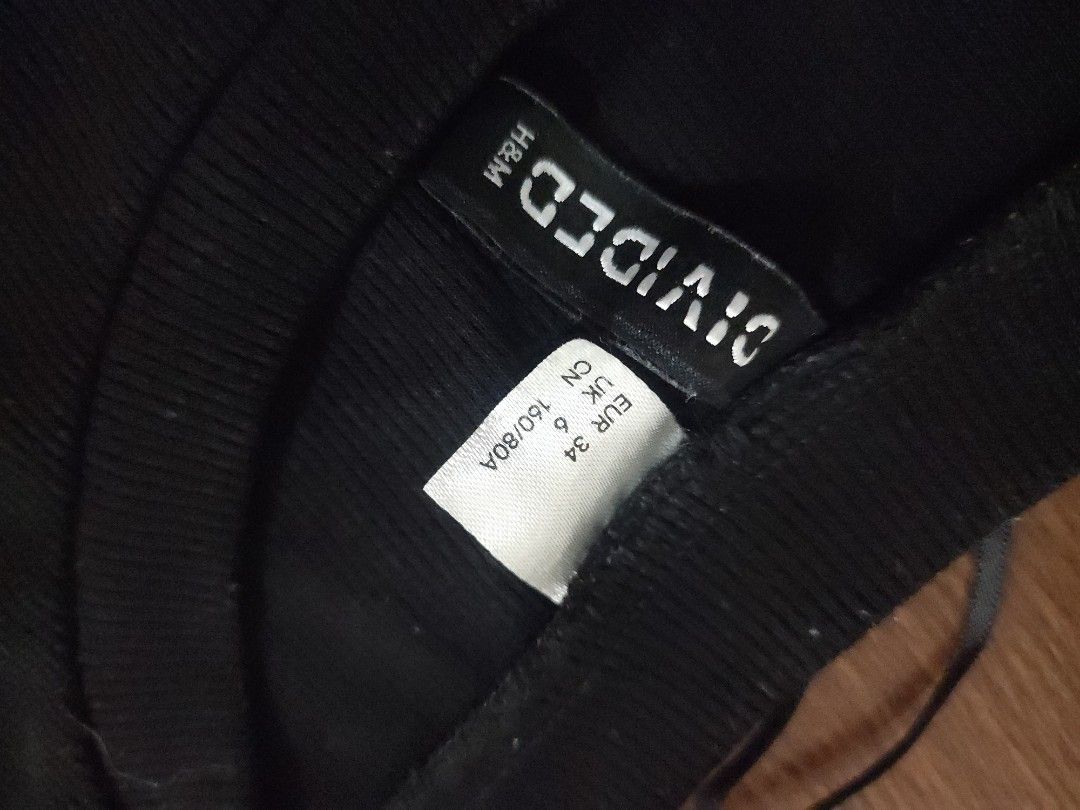 H&M Divided Black Bodycon Dress (Category: Dresses) located in Taguig. Submitted by cwonlinestore (Listing ID 1416972492, Image 3). Description: - H&M Divided black bodycon dress - Size: M (34) - Features: - Round neck - Short sleeves - Fitted silhouette - White and red stripe detail on the side Note: No when worn, no additional photos. i both study & work. please send the following details ; (shipping: J&T/lalamove) name: address: number: mop (g