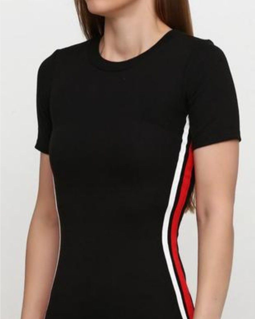 H&M Divided Black Bodycon Dress (Category: Dresses) located in Taguig. Submitted by cwonlinestore (Listing ID 1416972492, Image 2). Description: - H&M Divided black bodycon dress - Size: M (34) - Features: - Round neck - Short sleeves - Fitted silhouette - White and red stripe detail on the side Note: No when worn, no additional photos. i both study & work. please send the following details ; (shipping: J&T/lalamove) name: address: number: mop (g