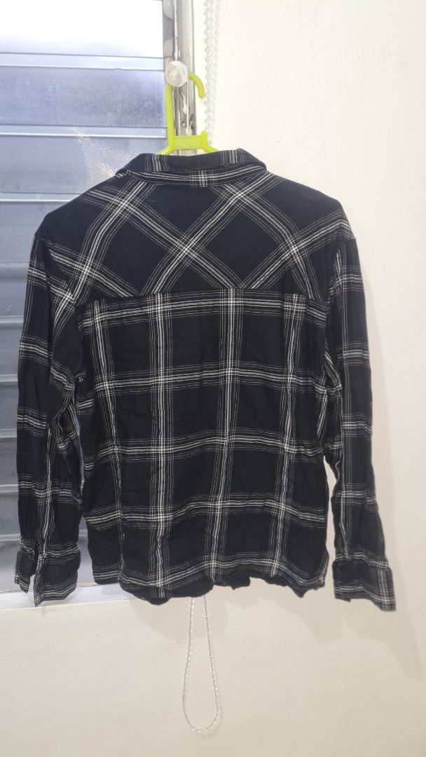 H&M Divided Plaid Checkered Shirt (Category: Shirts) located in Quezon City. Submitted by bubugom (Listing ID 1416972253, Image 2). Description: H&M Checkered Shirt - check photo for medida sizing LOC: Brgy. Pasong Tamo, QC MOD: GRAB, Lalamove, JNT MOP: GCASH, BPI, GoTyme (NO COD & ABONO).