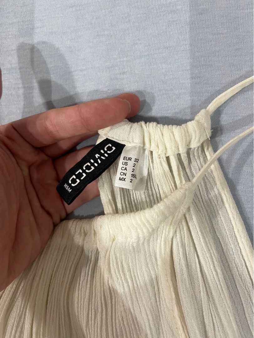 H&M Divided White Lace Trim Top (Category: Sleeveless) located in Manila. Submitted by dailystuff.ph (Listing ID 1416866182, Image 2). Description: - H&M Divided white top - Features delicate lace trim - Thin straps and gathered neckline - Flowy silhouette - Size: EUR 32, US 2, CN 155/80A, MX 2 - Lightweight fabric, ideal for warm weather.