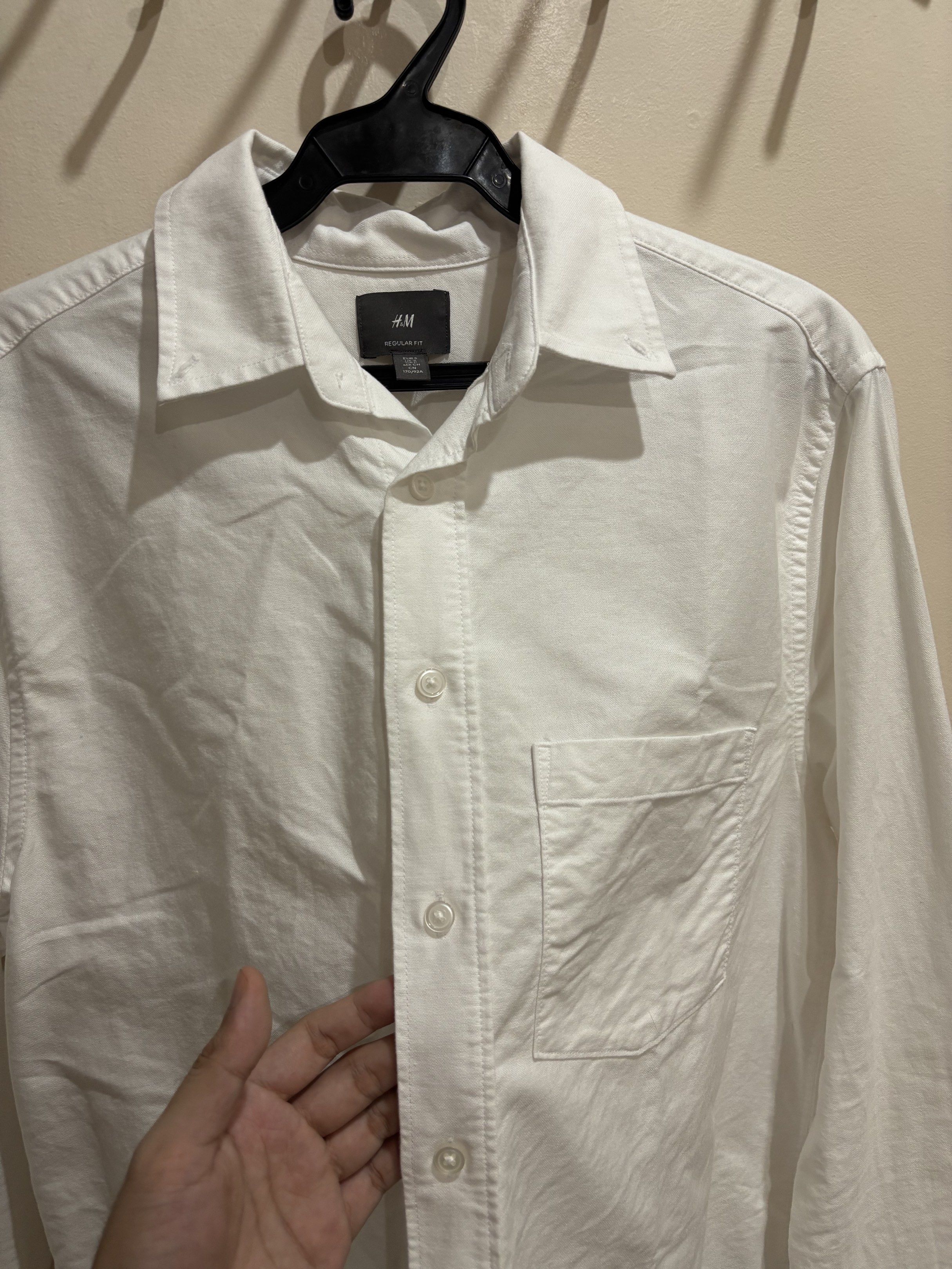 H&M White Oxford S (Category: Tshirts & Polo Shirts ) located in Agdangan. Submitted by palmroot (Listing ID 1416904740, Image 3). Description: This one’s still really clean and structured.👌🏼 Regular fit. Just not my size anymore. .
