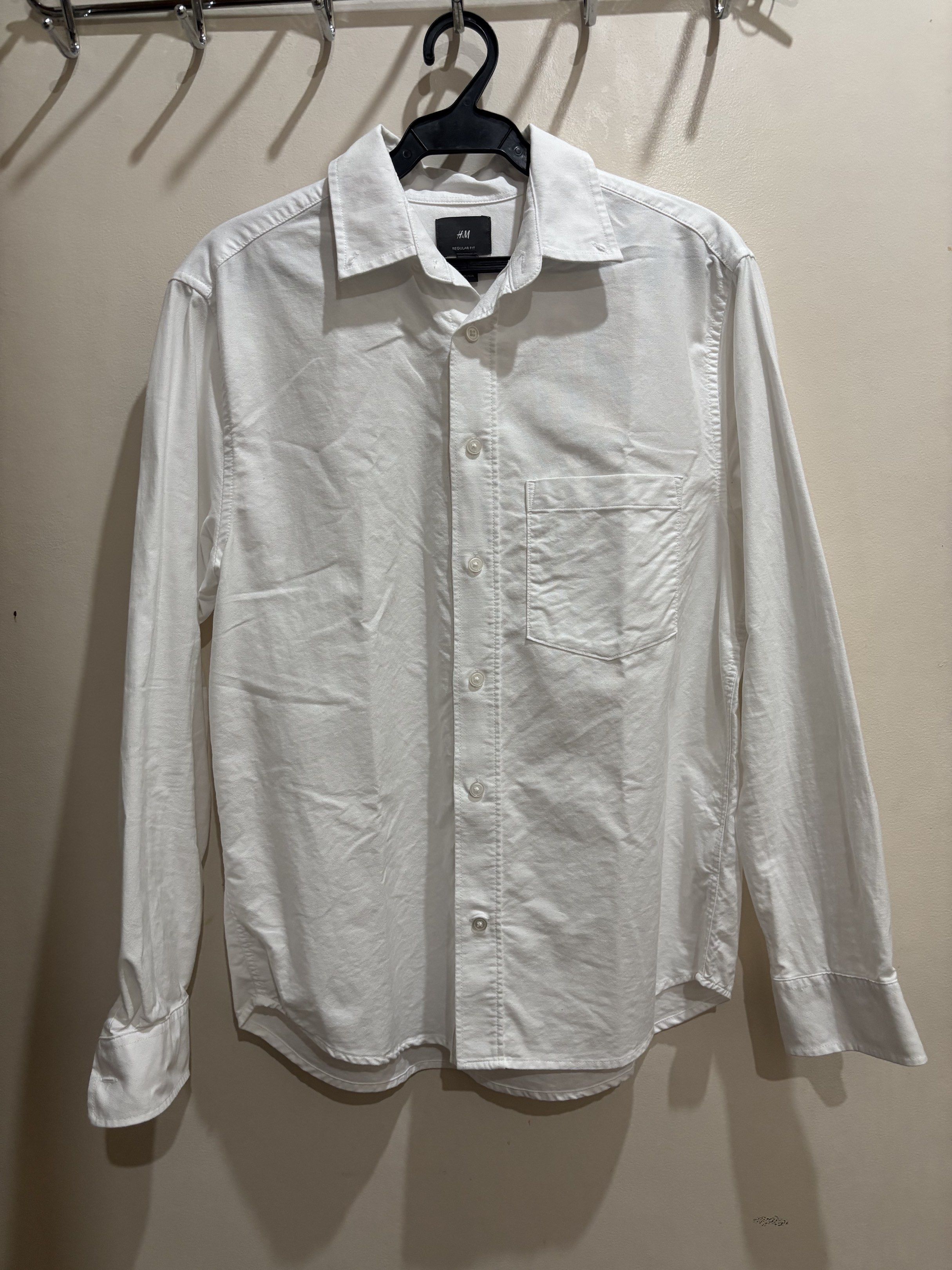 H&M White Oxford S (Category: Tshirts & Polo Shirts ) located in Agdangan. Submitted by palmroot (Listing ID 1416904740, Image 1). Description: This one’s still really clean and structured.👌🏼 Regular fit. Just not my size anymore. .