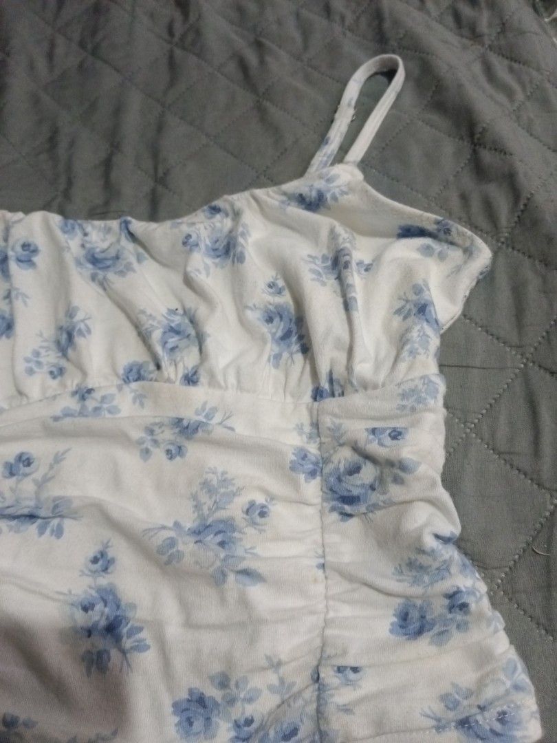 Hollister Sleeveless Top (Category: Sleeveless) located in Cebu City. Submitted by alinessa (Listing ID 1416963743, Image 3). Description: - very flattering - in new condition and in almost new condition - cotton material - size medium - what u see it what u get.