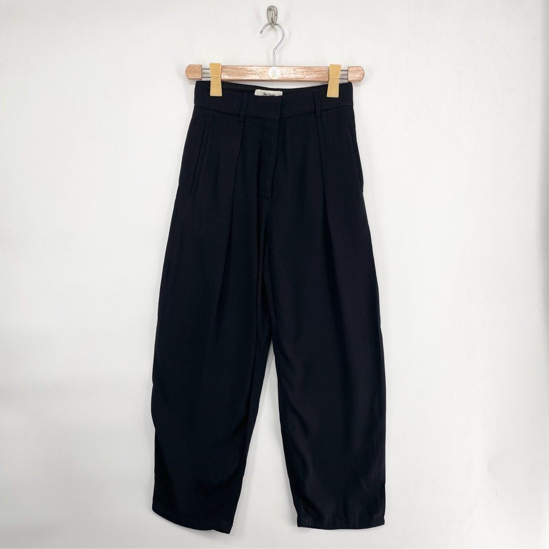 Jean Paul Gaultier Black Pleated Pants (Category: Luxury Apparel) located in Mandaluyong City. Submitted by armrhts (Listing ID 1405430432, Image 1). Description: Size: 38 Dimensions(inches) •Waist: 25" upto 27" •Hip: 17" •Front Rise: 12" •Thigh: 11" •Inseam: 23" •Outseam: 36" •Leg Opening: 7.5".