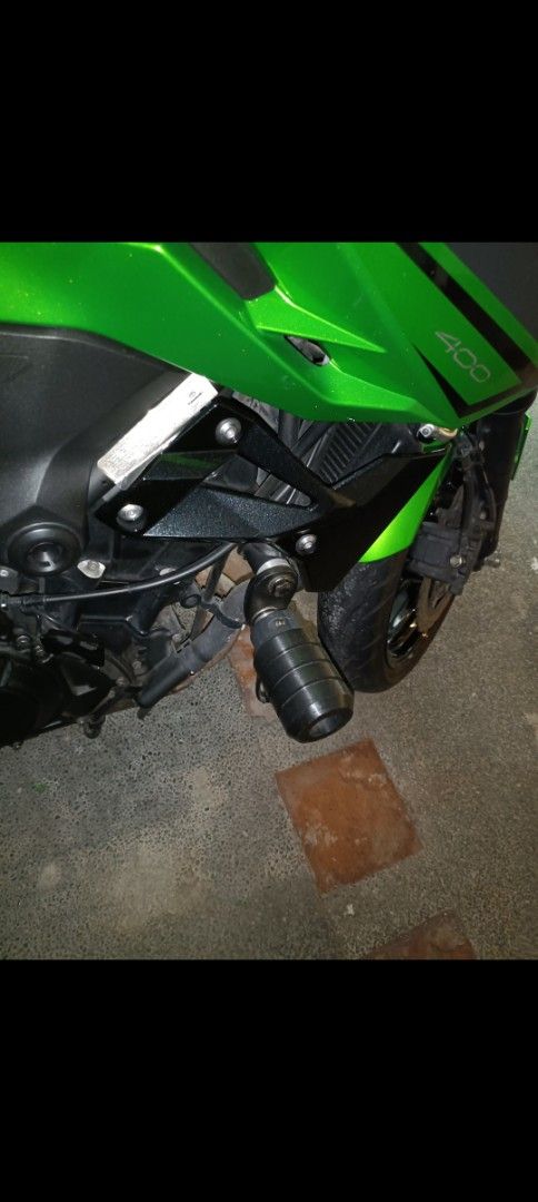 Kawasaki Z400 with Accessories (Category: Motorbikes for Sale) located in Muntinlupa City. Submitted by tangingpinoy (Listing ID 1416915548, Image 3). Description: 2023 Green Kawasaki Z400 399cc ODO 6,709kms Manual Transmission 6 speed Original LTO plate 2026 Registered Upgrade as follows (also see photos): Villain exhaust pipe Top box Frame sliders Unit located in Alabang, Muntinlupa City 1st owner P220,000.00 only Negotiable for sure buyer. Wil