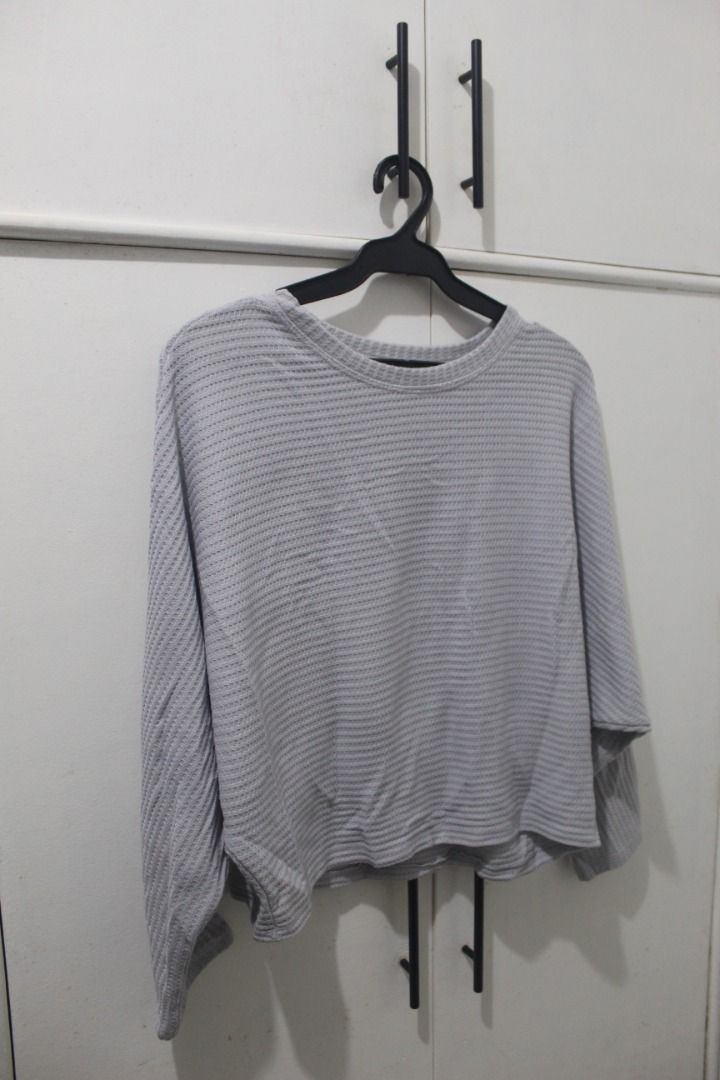 Lazy Fare Grey Cropped Long Sleeve Top (Category: Longsleeves) located in Paranaque City. Submitted by spunknspice (Listing ID 1416937816, Image 3). Description: ✧ Easy to wear, very comfortable ✧ Perfect for Philippine weather ✧ Lightweight material ✧ Relaxed fit, cropped waist ✧ All items are washed and cleaned ✧ Message for more measurements ✧ Negotiable for sure buyers! ✧ 100 pesos off for 3 purchases or more! ✧ MOD: Gcash only ✧ RFS: Declutt