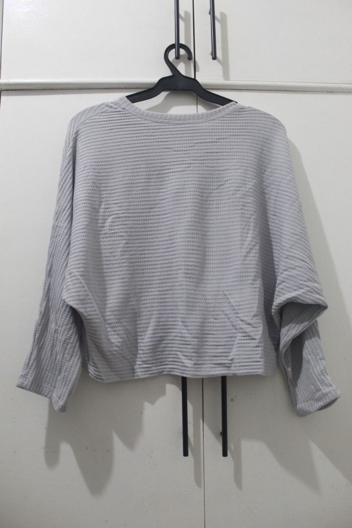 Lazy Fare Grey Cropped Long Sleeve Top (Category: Longsleeves) located in Paranaque City. Submitted by spunknspice (Listing ID 1416937816, Image 2). Description: ✧ Easy to wear, very comfortable ✧ Perfect for Philippine weather ✧ Lightweight material ✧ Relaxed fit, cropped waist ✧ All items are washed and cleaned ✧ Message for more measurements ✧ Negotiable for sure buyers! ✧ 100 pesos off for 3 purchases or more! ✧ MOD: Gcash only ✧ RFS: Declutt
