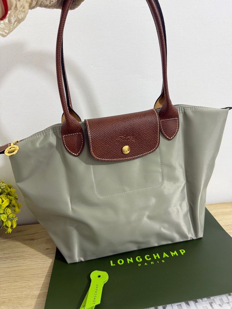 Longchamp medium long handle (Category: Luxury Bags & Wallets) located in Cabuyao City. Submitted by baglover1111 (Listing ID 1416876749, Image 1). Description: Brand new with inclusions New color- pebble Guaranteed authentic .