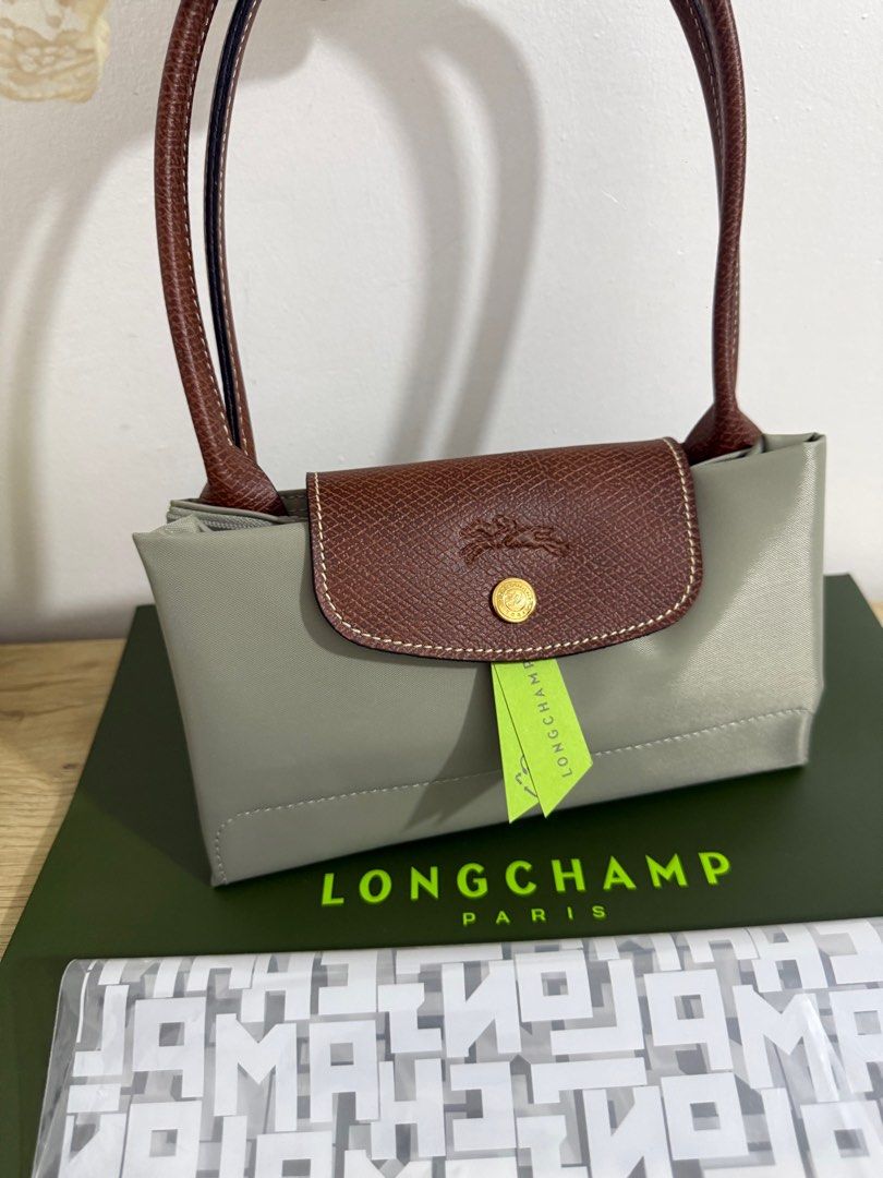 Longchamp medium long handle (Category: Luxury Bags & Wallets) located in Cabuyao City. Submitted by baglover1111 (Listing ID 1416876749, Image 2). Description: Brand new with inclusions New color- pebble Guaranteed authentic .