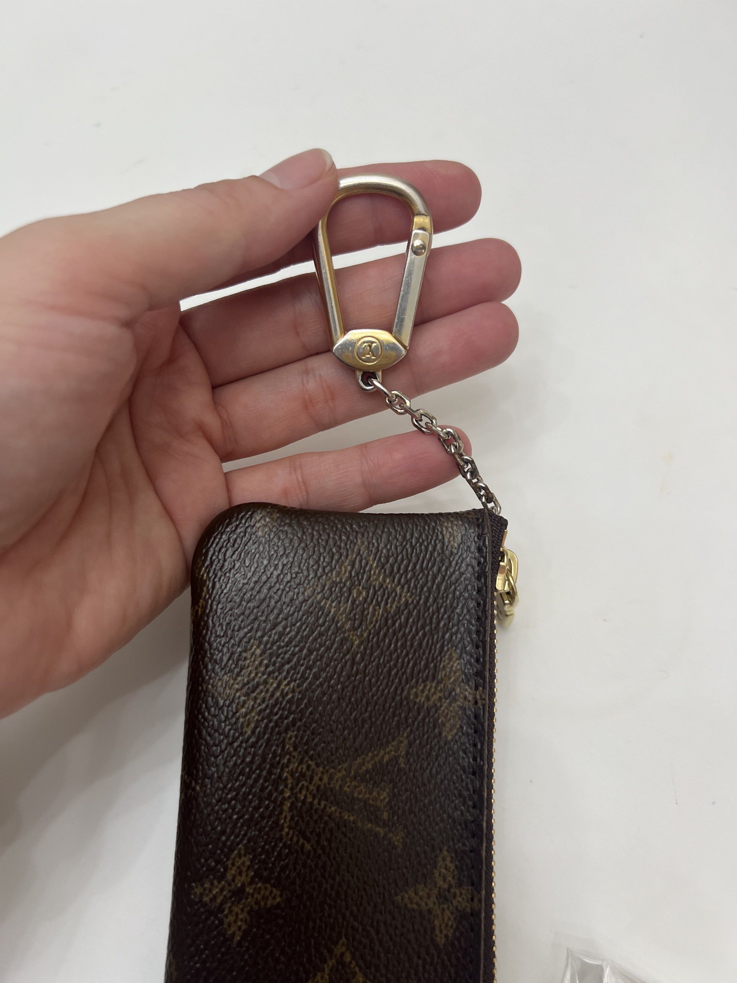 LV CLES with box (Category: Other Accessories) located in Batangas. Submitted by bagrx (Listing ID 1417015641, Image 1). Description: cert and box included.