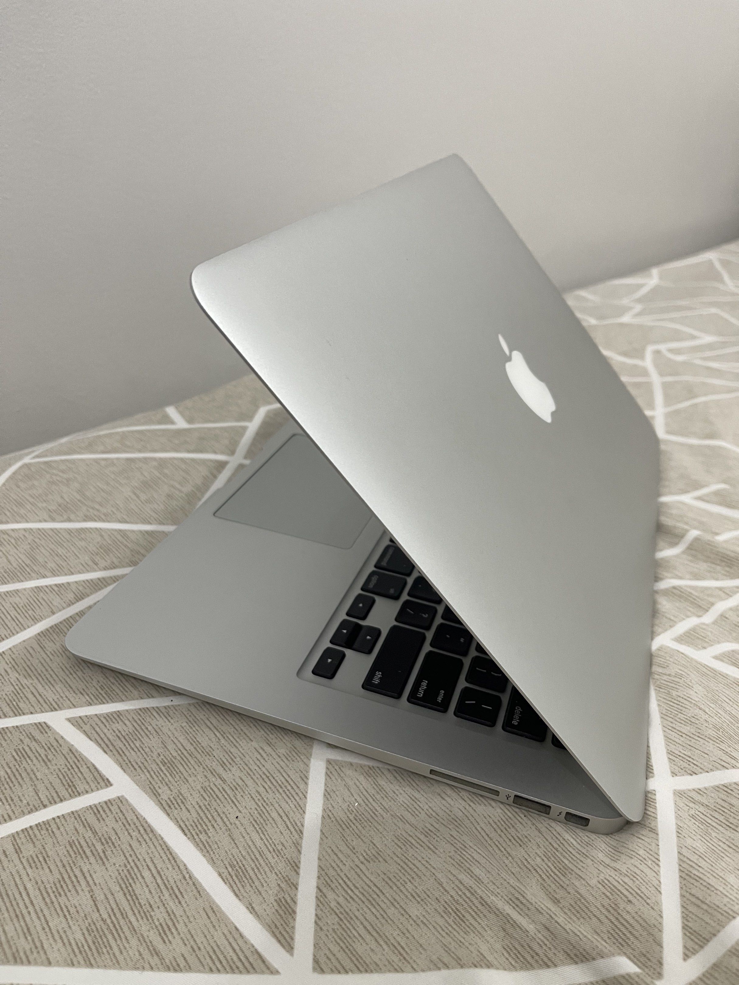 MacBook Air 13-inch (Early 2015) (Category: Laptops & Notebooks) located in Cainta. Submitted by leonardofraulenec (Listing ID 1416967204, Image 2). Description: Reason for selling: will upgrade 🙂.