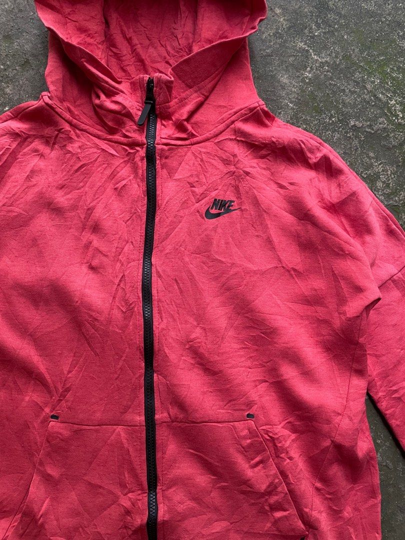 Nike Tech Fleece (Category: Activewear) located in Bocaue. Submitted by mosthighcollective (Listing ID 1416959913, Image 2). Description: Nike Tech Fleece Hoodie Authentic💯 Size: M on tag Dimes: 22.5 waist 27 length Good as new condition Issue: minimal lints (not noticeable) 850 only Bulacan location📍 Dm me to avail🫱🏽‍🫲🏾.