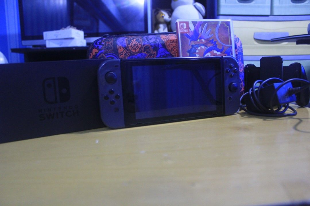 Nintendo Switch V1 (Category: Nintendo) located in Valenzuela. Submitted by symon08 (Listing ID 1416943024, Image 2). Description: - Non Jailbroken Nintendo Switch V1 gray with installed tempered glass. INCLUDES: •Original Charger •Original Dock •Joycon grip • Pokemon themed carrying case • 128gb micro SD • Pokemon Scarlet ISSUES: THE SWITCH HAS MUFFLED SOUNDS (Sound is okay when docked or using earphones) pm if interested. price is negotiable Lo