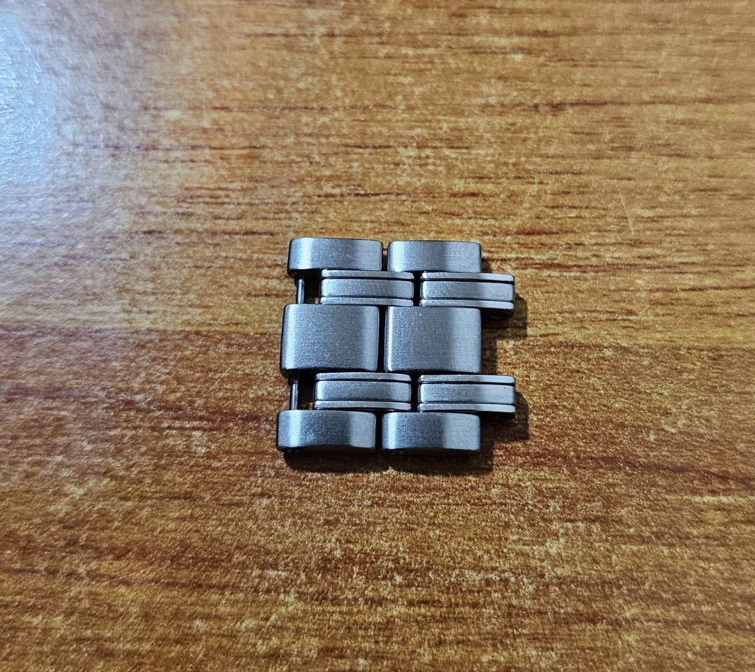 Omega Seamaster 300 Professional Links (Category: Men's Watches) located in Makati City. Submitted by timeless_watches_ph (Listing ID 1416994485, Image 1). Description: 2 pcs 4k php each.