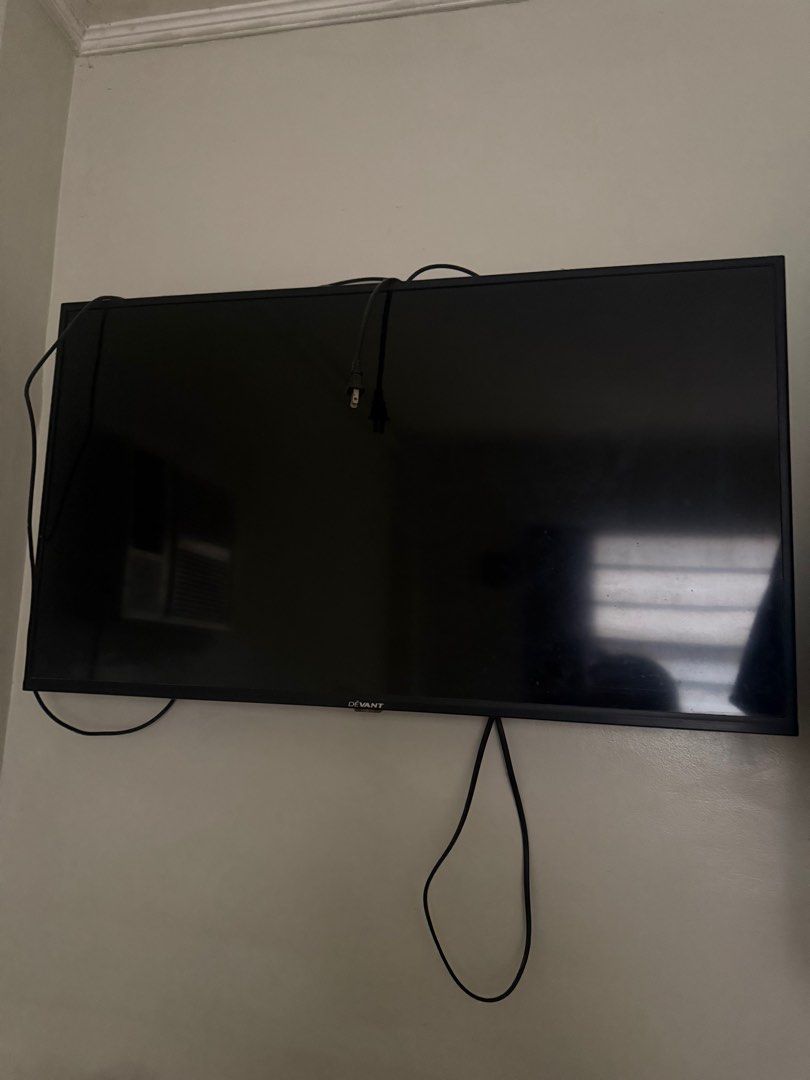 Sony and Deviant TV (Category: TV) located in Manila. Submitted by biancscstll (Listing ID 1416858365, Image 2). Description: - Sony TV - Wall-mounted - Black screen and frame - Connected to cables - In good working condition 3500 each. Unli testing po dito sa bahay bago bilhin para sure. Wala lanh pong remote control kayo na lang po bumili.