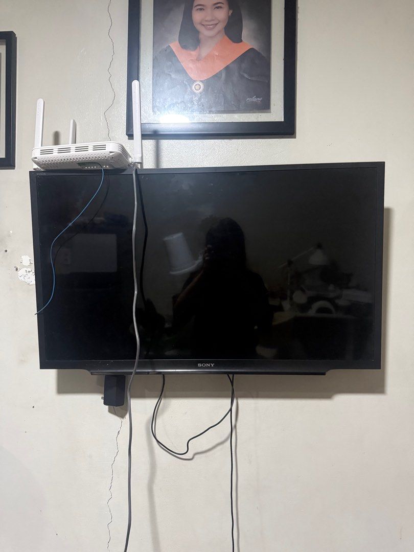 Sony and Deviant TV (Category: TV) located in Manila. Submitted by biancscstll (Listing ID 1416858365, Image 1). Description: - Sony TV - Wall-mounted - Black screen and frame - Connected to cables - In good working condition 3500 each. Unli testing po dito sa bahay bago bilhin para sure. Wala lanh pong remote control kayo na lang po bumili.