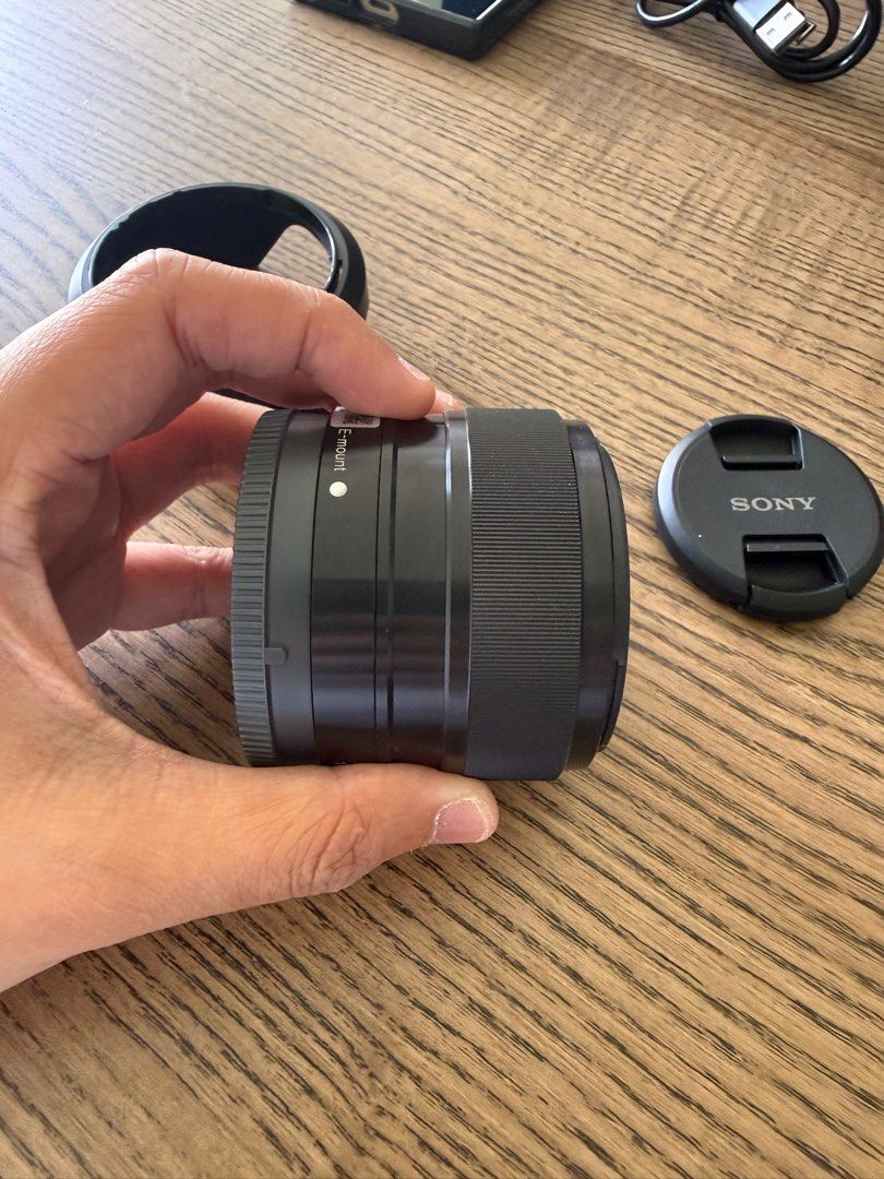 Sony E 35mm 1.8 OSS Lens (Category: Lens & Kits) located in Quezon City. Submitted by nickkggo (Listing ID 1416872087, Image 2). Description: - Sony E 35mm 1.8 OSS lens - Includes lens hood and lens cap - Compatible with E-mount cameras - Minimum focus distance: 0.3m (0.98ft).