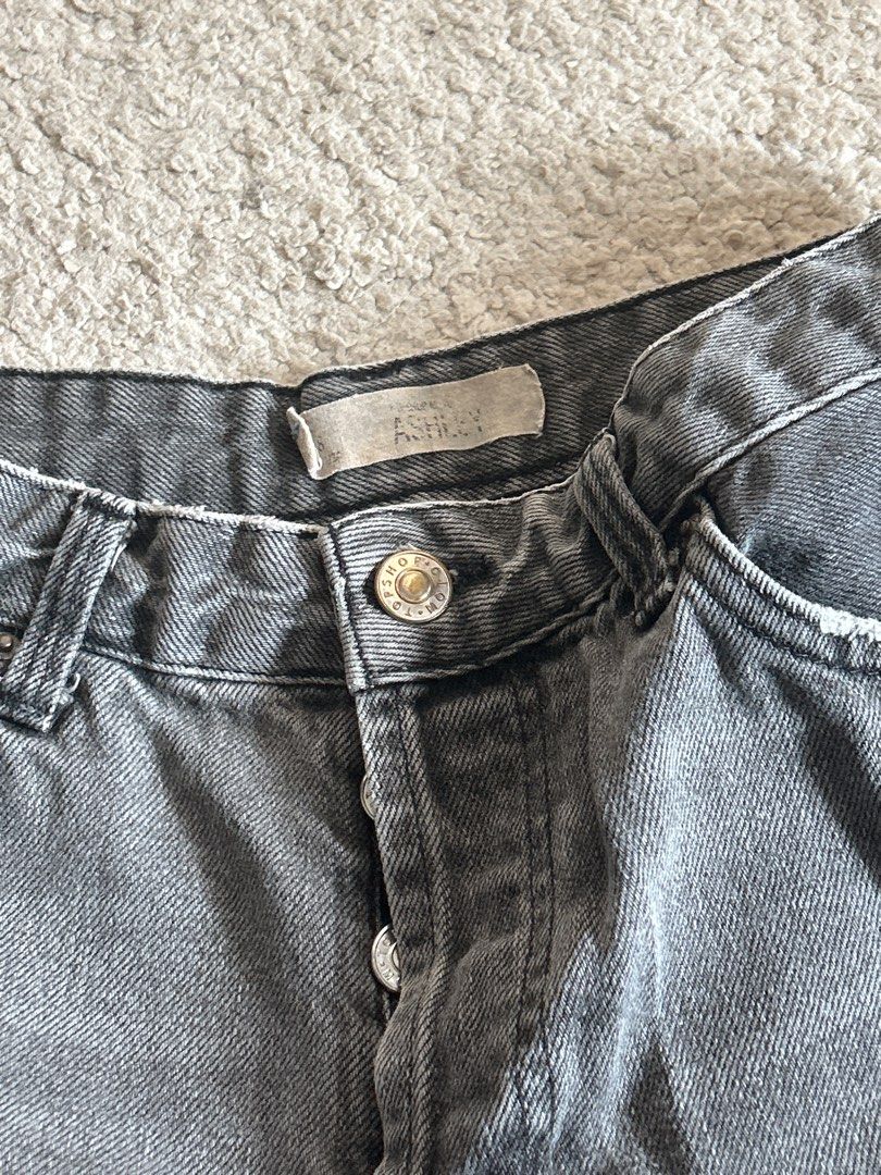 Topshop Denim Shorts (Category: Shorts) located in Taguig. Submitted by rcdeclutter (Listing ID 1416904548, Image 2). Description: - Zara denim shorts - Button closure - Distressed design with ripped details - Frayed hem - Perfect for casual wear - Versatile and stylish.