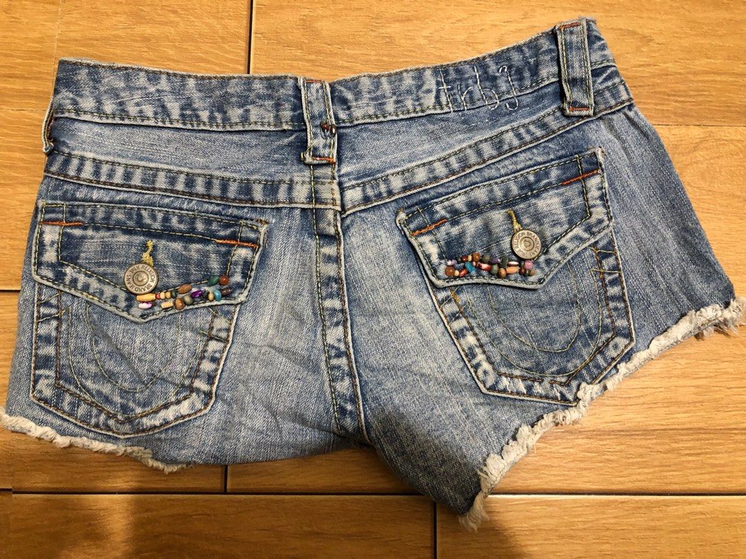 True Religion (Category: Shorts) located in Virac. Submitted by valll_ (Listing ID 1416972945, Image 2). Description: True Religion Joey Beaded Size 27-29 Length 8 Minimal issue stain red Excellent FREE SHIPPING.