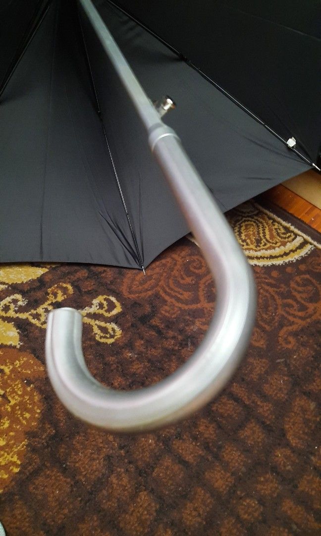 Umbrella long Big automatic black (Category: Umbrellas) located in Manila. Submitted by luckycharm_215 (Listing ID 1416894370, Image 2). Description: vgc aluminum like hardware.
