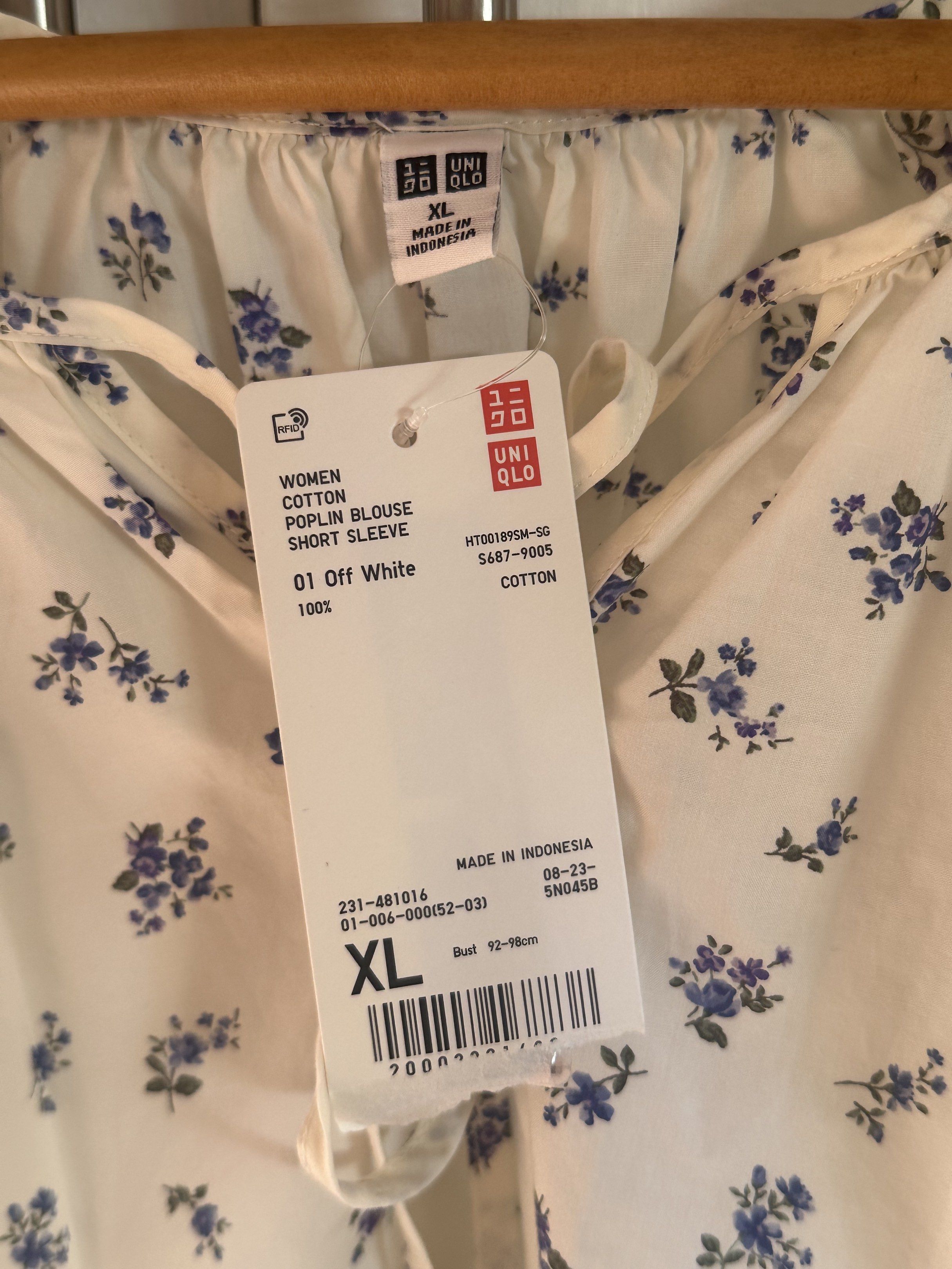 UNIQLO FLORAL TOP (Category: Blouses) located in Mandaluyong City. Submitted by lhnsrn (Listing ID 1416838466, Image 3). Description: ✨BRAND NEW UNIQLO COTTON POPLIN FLORAL TOP ❕original price : ₱1,290❕ ✨ color : white ✨still with tags ✨ size on tag : XL (best fit large- xl) ✨ rfs : gift siya, but too big on me .