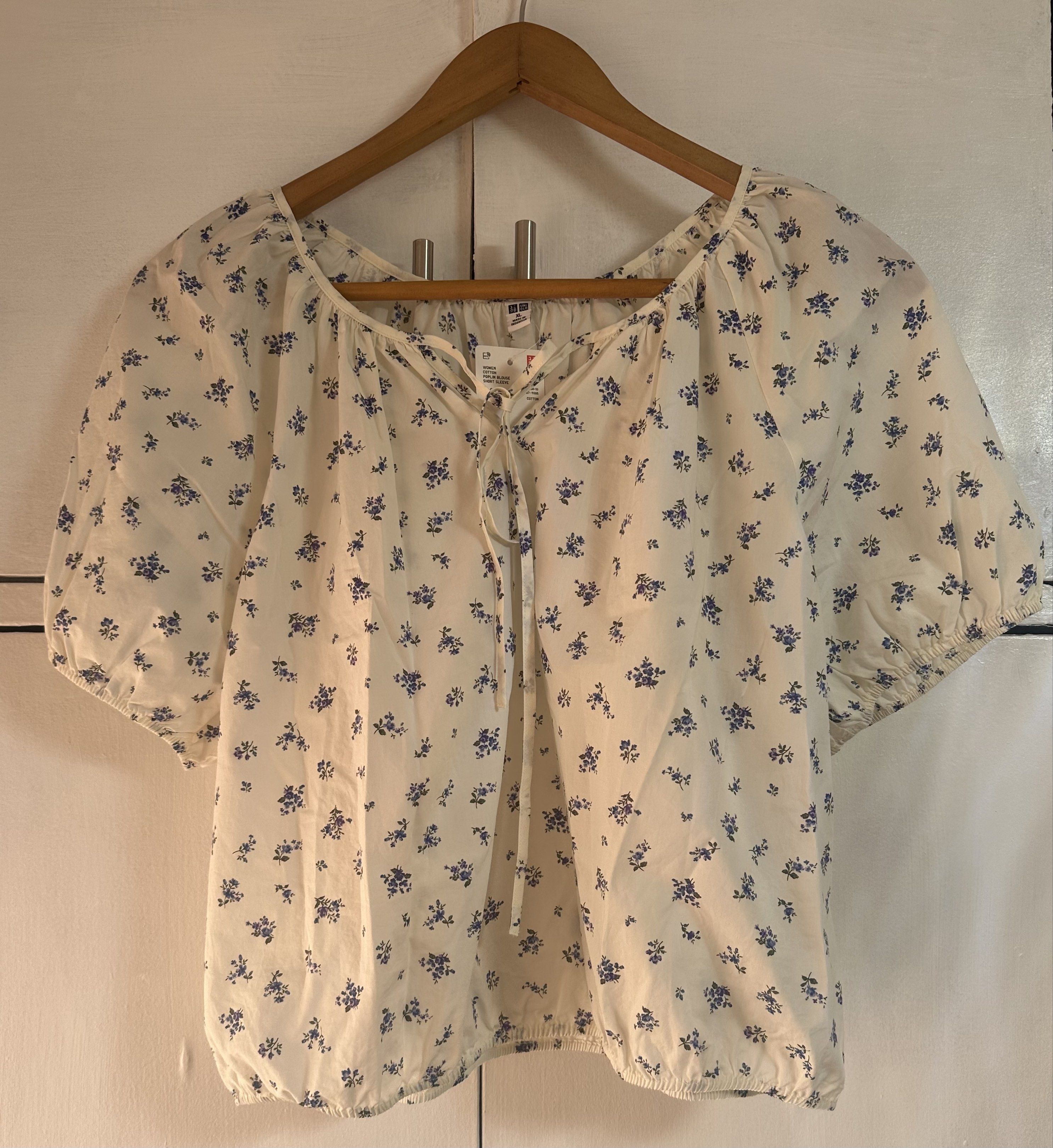 UNIQLO FLORAL TOP (Category: Blouses) located in Mandaluyong City. Submitted by lhnsrn (Listing ID 1416838466, Image 2). Description: ✨BRAND NEW UNIQLO COTTON POPLIN FLORAL TOP ❕original price : ₱1,290❕ ✨ color : white ✨still with tags ✨ size on tag : XL (best fit large- xl) ✨ rfs : gift siya, but too big on me .
