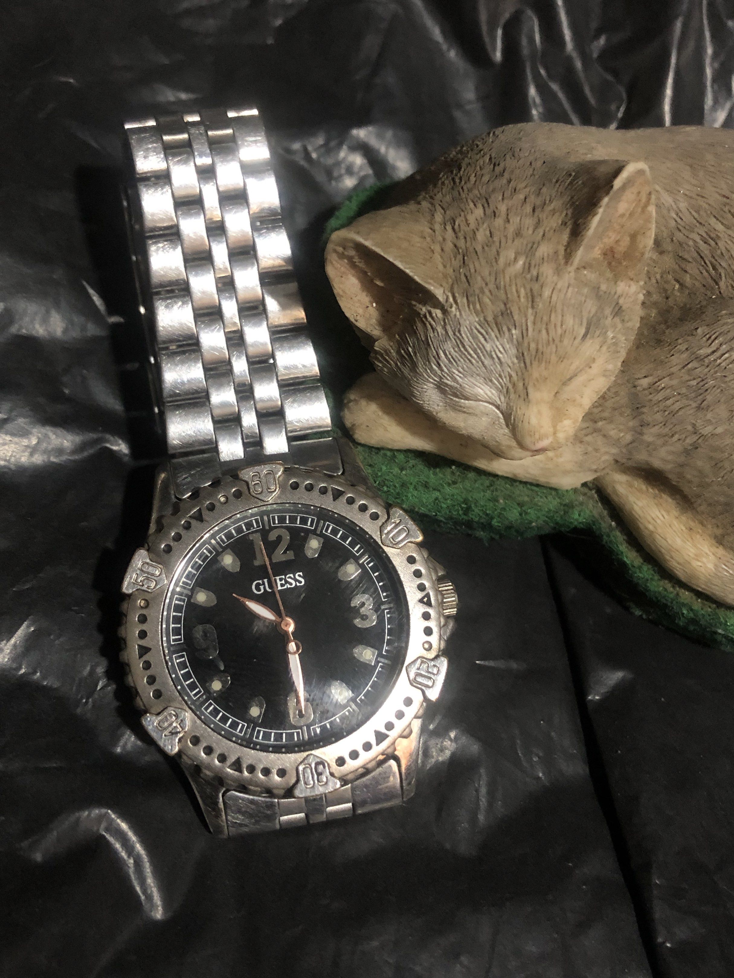 Vintage Guess Watch (Category: Men's Watches) located in Imus. Submitted by verjel-31076 (Listing ID 1416854736, Image 1). Description: Working Luminous Singapore Movement.