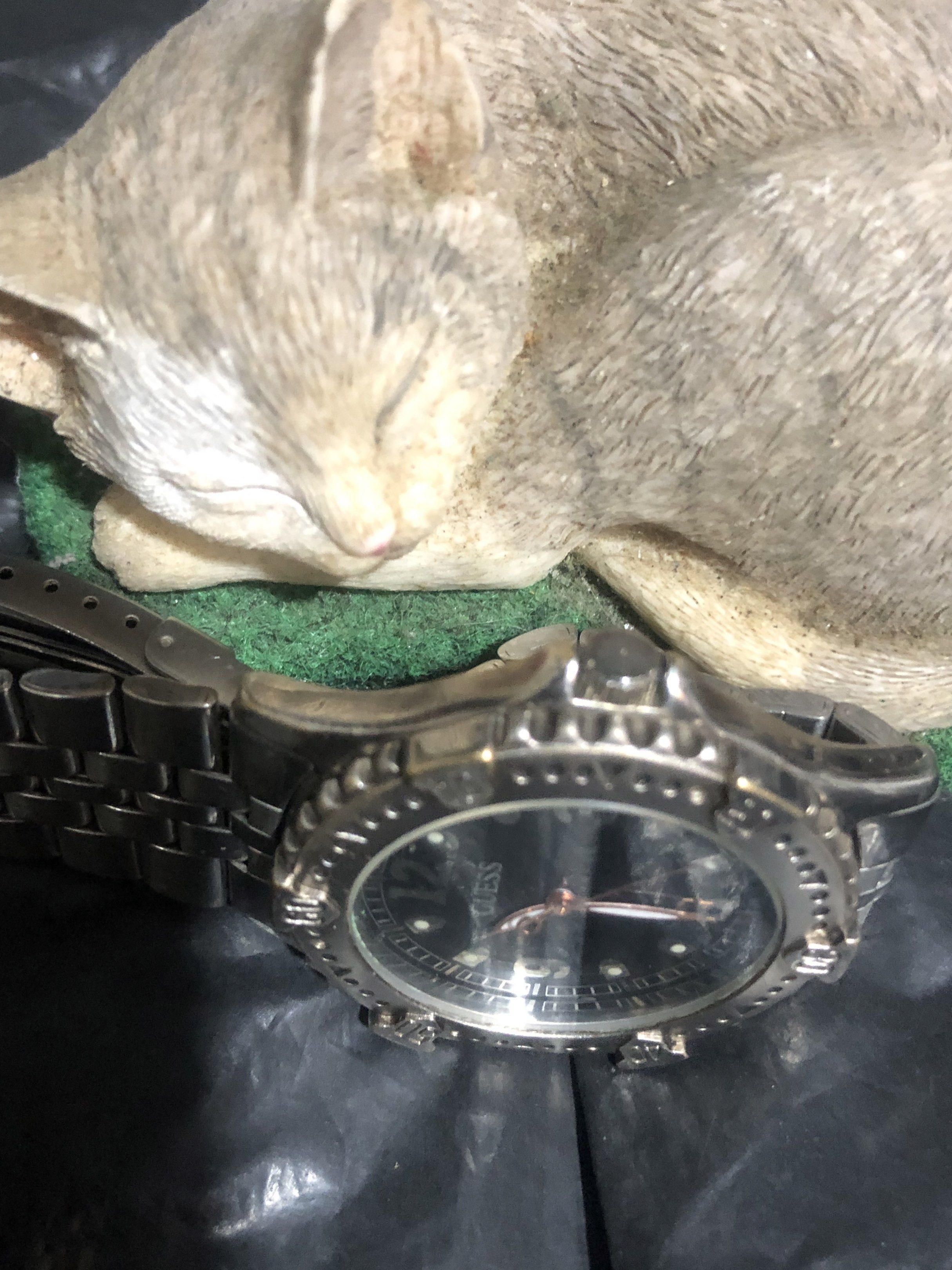 Vintage Guess Watch (Category: Men's Watches) located in Imus. Submitted by verjel-31076 (Listing ID 1416854736, Image 3). Description: Working Luminous Singapore Movement.