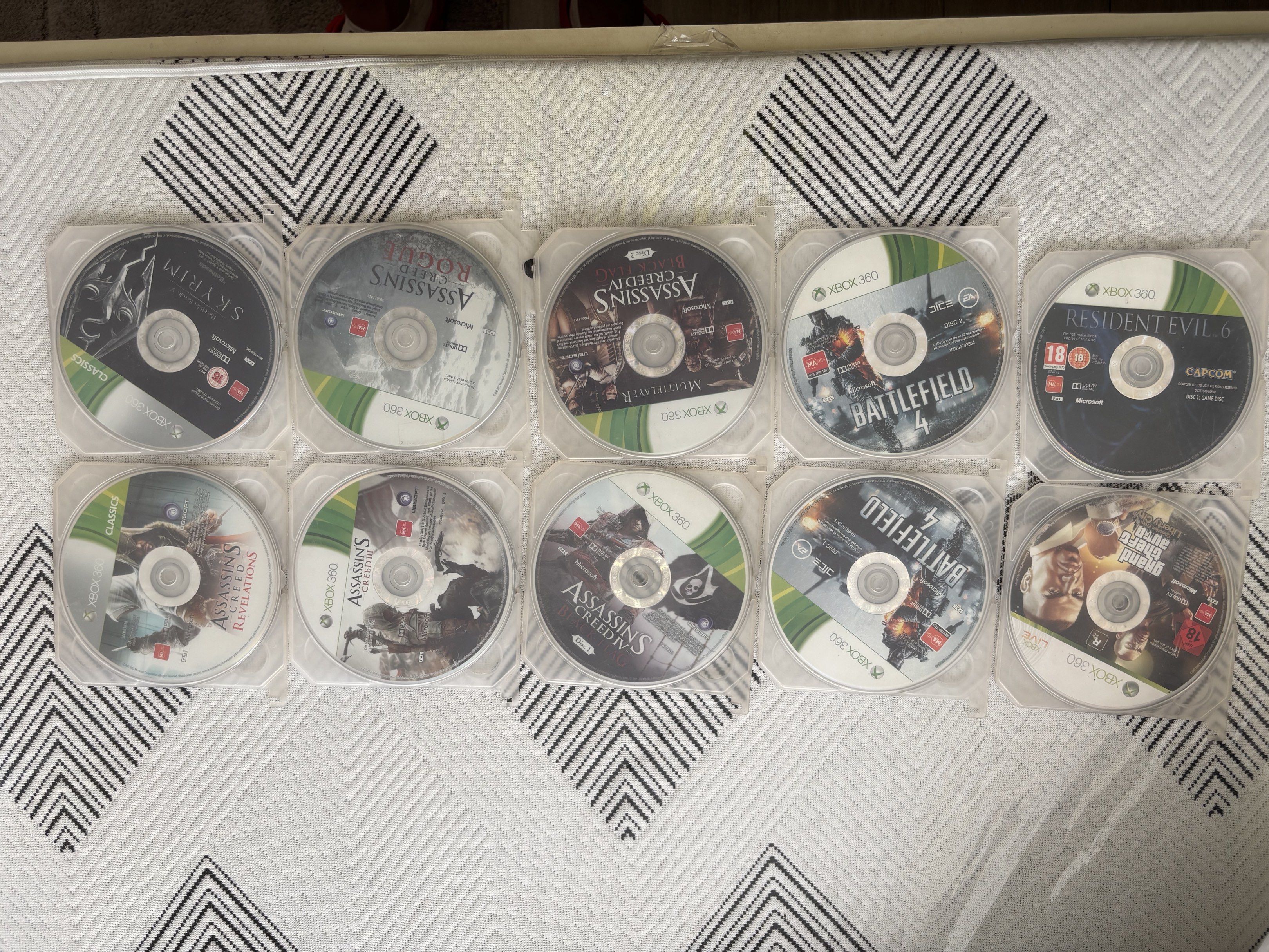 XBOX 1st Gen and 360e SET (Category: Xbox) located in Antipolo. Submitted by qwerty2301 (Listing ID 1416896753, Image 2). Description: For sale XBOX 1st Gen and XBOX 360 E ₱14,000 AS SET XBOX 1st GEN: Unit is in good condition please refer to pictures, working and running been using it daily gaming for 3-6 hours, but need to spam eject button when starting the console, it starts blinking with red light then after making it work one reset button r