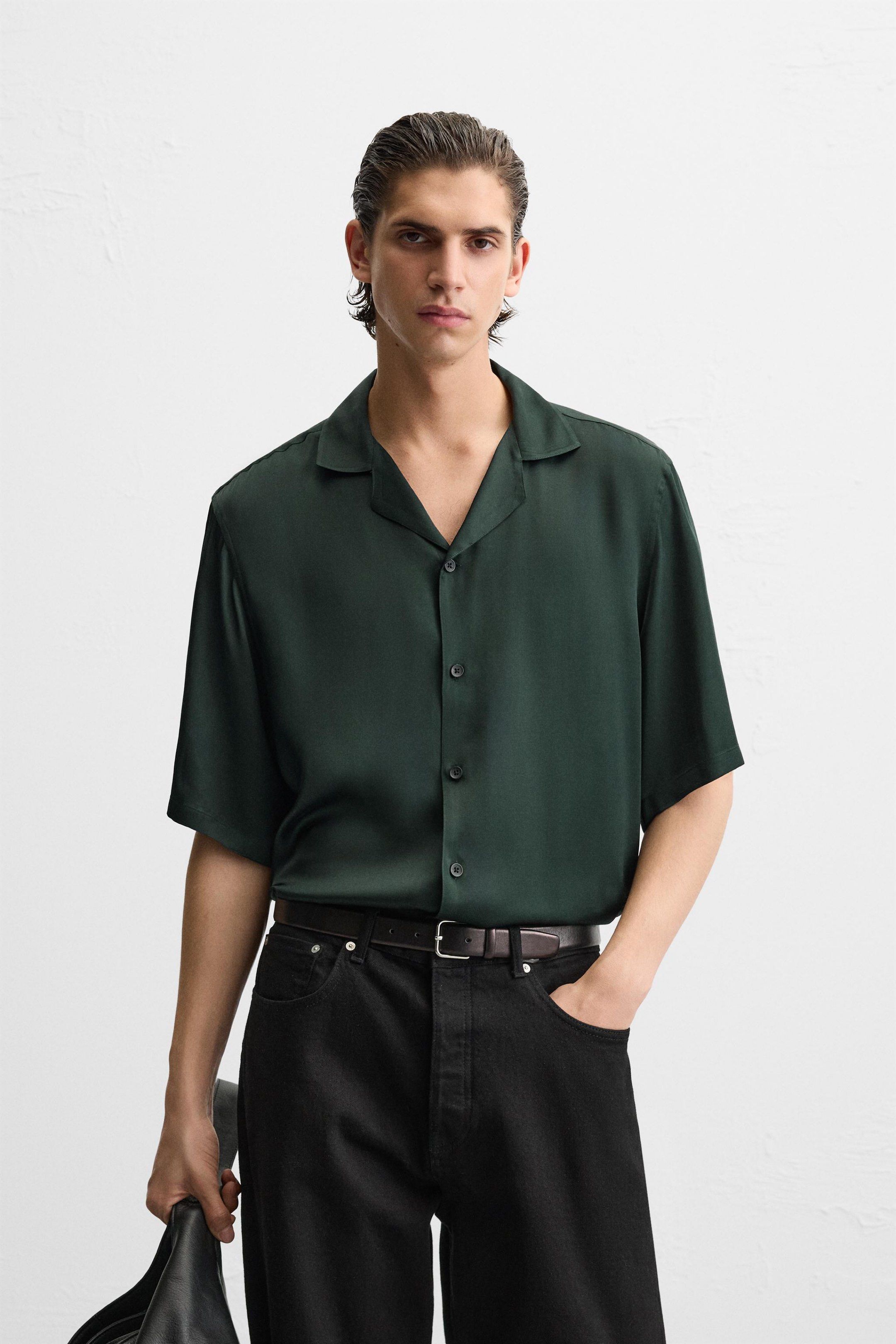 Zara Short Sleeve Button Down Satin Shirt - Green (Category: Shirts) located in Quezon City. Submitted by jajane (Listing ID 1416994884, Image 1). Description: Length 29 Width 25 Issue: lints (bawal sa maselan) - Zara short sleeve shirt - Dark green color - Size: XL - Classic collar - Button-down closure - Silky texture - Made in Morocco - Versatile for various occasions.