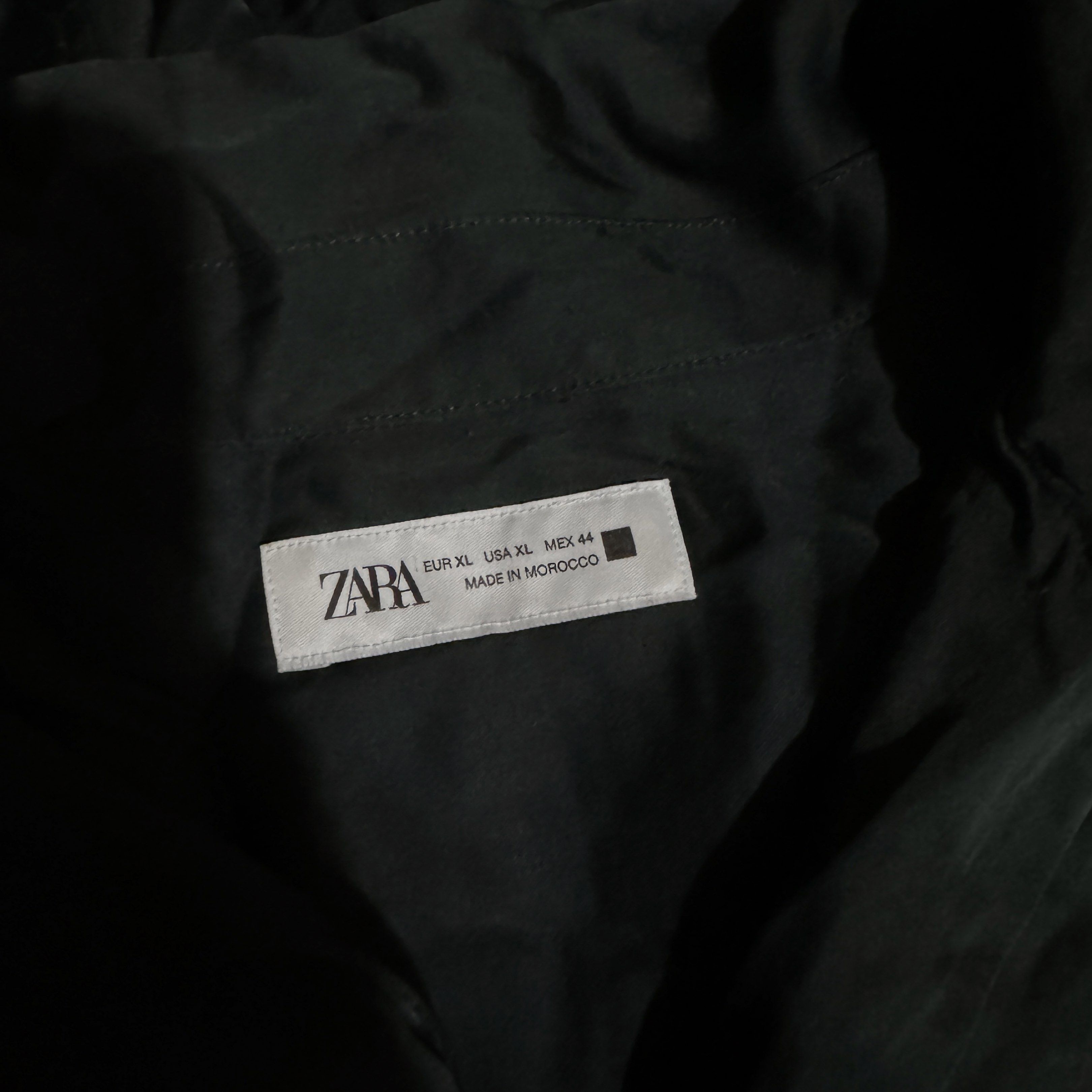 Zara Short Sleeve Button Down Satin Shirt - Green (Category: Shirts) located in Quezon City. Submitted by jajane (Listing ID 1416994884, Image 3). Description: Length 29 Width 25 Issue: lints (bawal sa maselan) - Zara short sleeve shirt - Dark green color - Size: XL - Classic collar - Button-down closure - Silky texture - Made in Morocco - Versatile for various occasions.