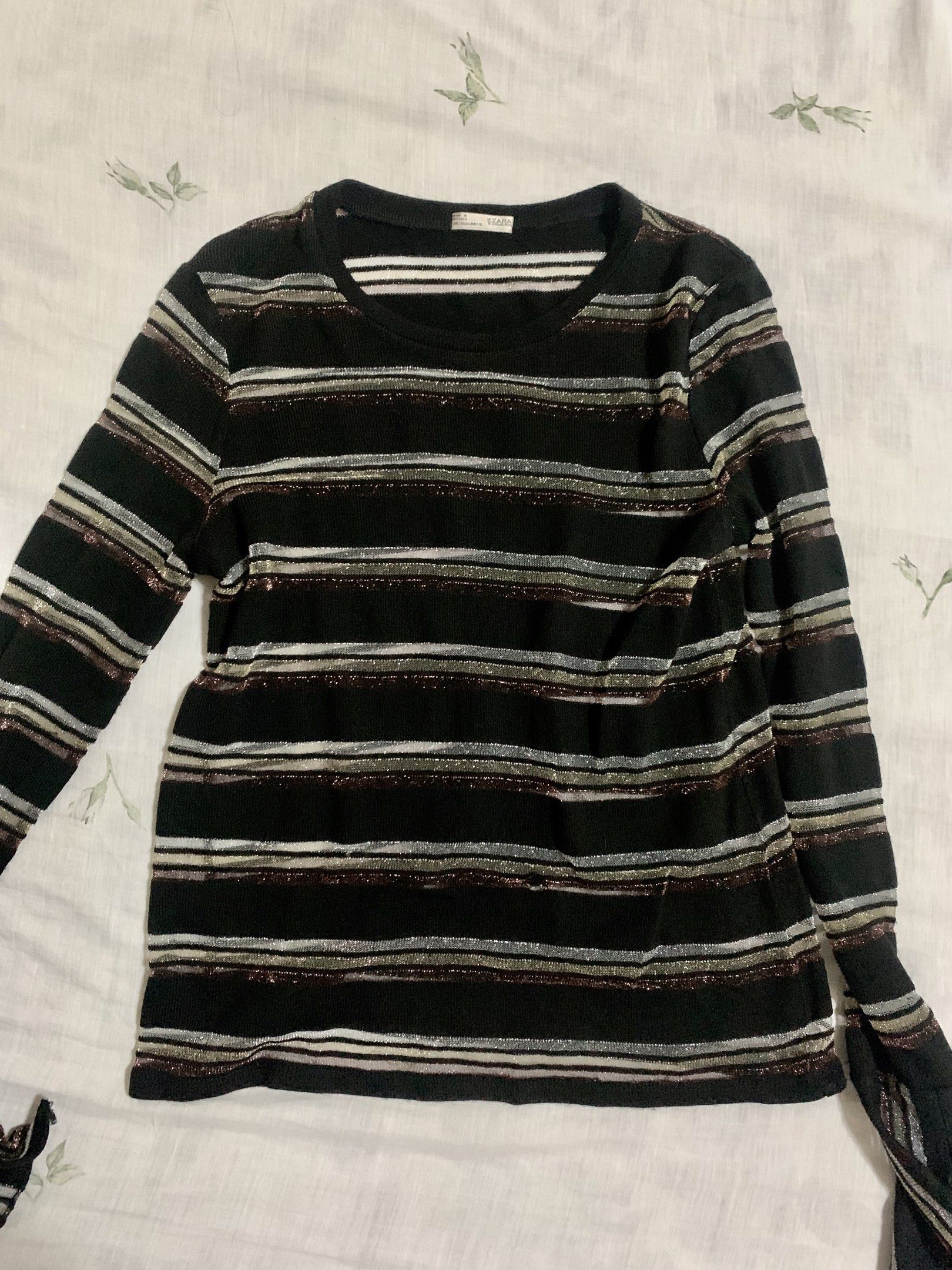 Zara Striped Long Sleeve Sheer Top (Category: Longsleeves) located in Navotas City. Submitted by sedici (Listing ID 1416969175, Image 1). Description: - Zara long sleeve sheer top - Round neck - Black base with horizontal sheer stripes (silver, gold, brown) - Flared sleeves - Size S - Minor hole on front RFS: Decluttering Reminders 🤍 Pls manage your expectations as these are secondhand items. SF c/o buyer NO COD NO RETURN & NO EXCHANGE Pm me for