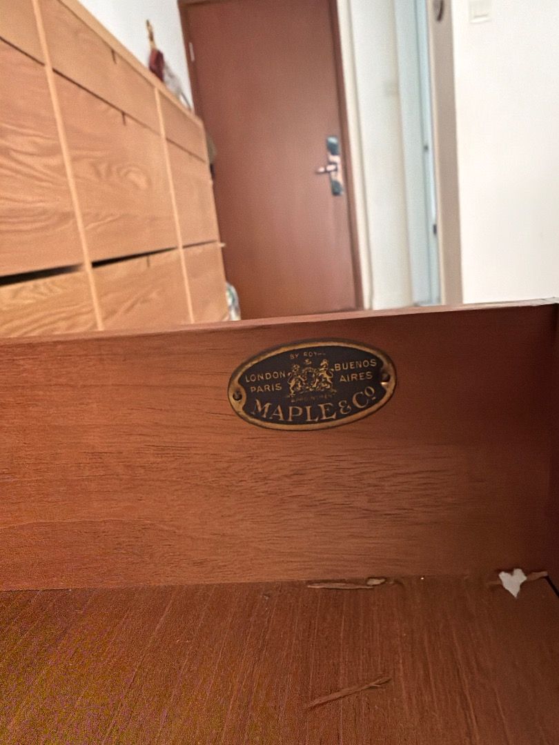 古董傢俬 （分類：桌子）位於 Hong Kong。 由 bellaveioffers 提交（商品編號 1375556957，圖片 3）。簡介： 77 Lx 93Hx 48 W， 在英國倫敦Hempstead flask walk 的古董店買。 2022 年買入整體良好就是寫字的位置那個真皮要重新換鎖匙還在。買入價250磅。寫字位置皮套要重新更換。現金交收只接受。。