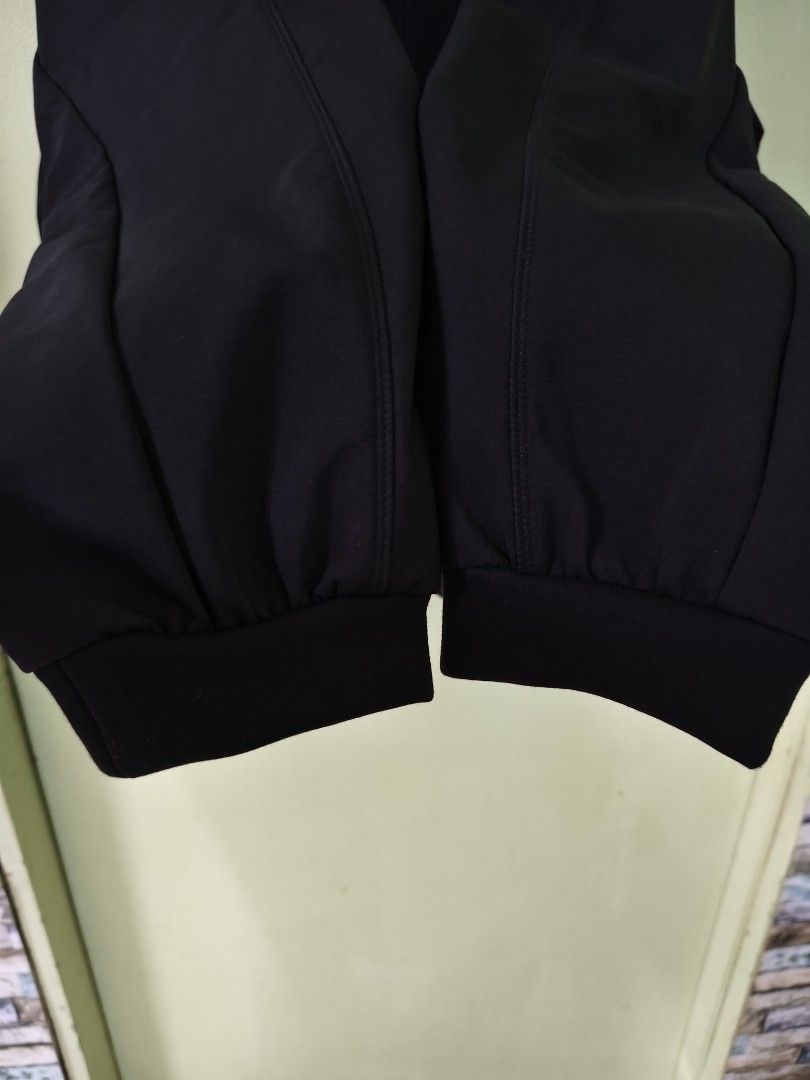 Adidas bunga softshell jacket (Category: Coats, Jackets and Outerwear) located in Pekan. Submitted by azamcollection (Listing ID 1417070451, Image 3). Description: - Adidas black jacket - Full zip closure - Adidas logo on chest - High collar - Ribbed cuffs - Material: Polyester blend - Two side zipper pockets Size pit 22.5 labuh 27 Condition baru 10/10 Harga rm250 siap pos.