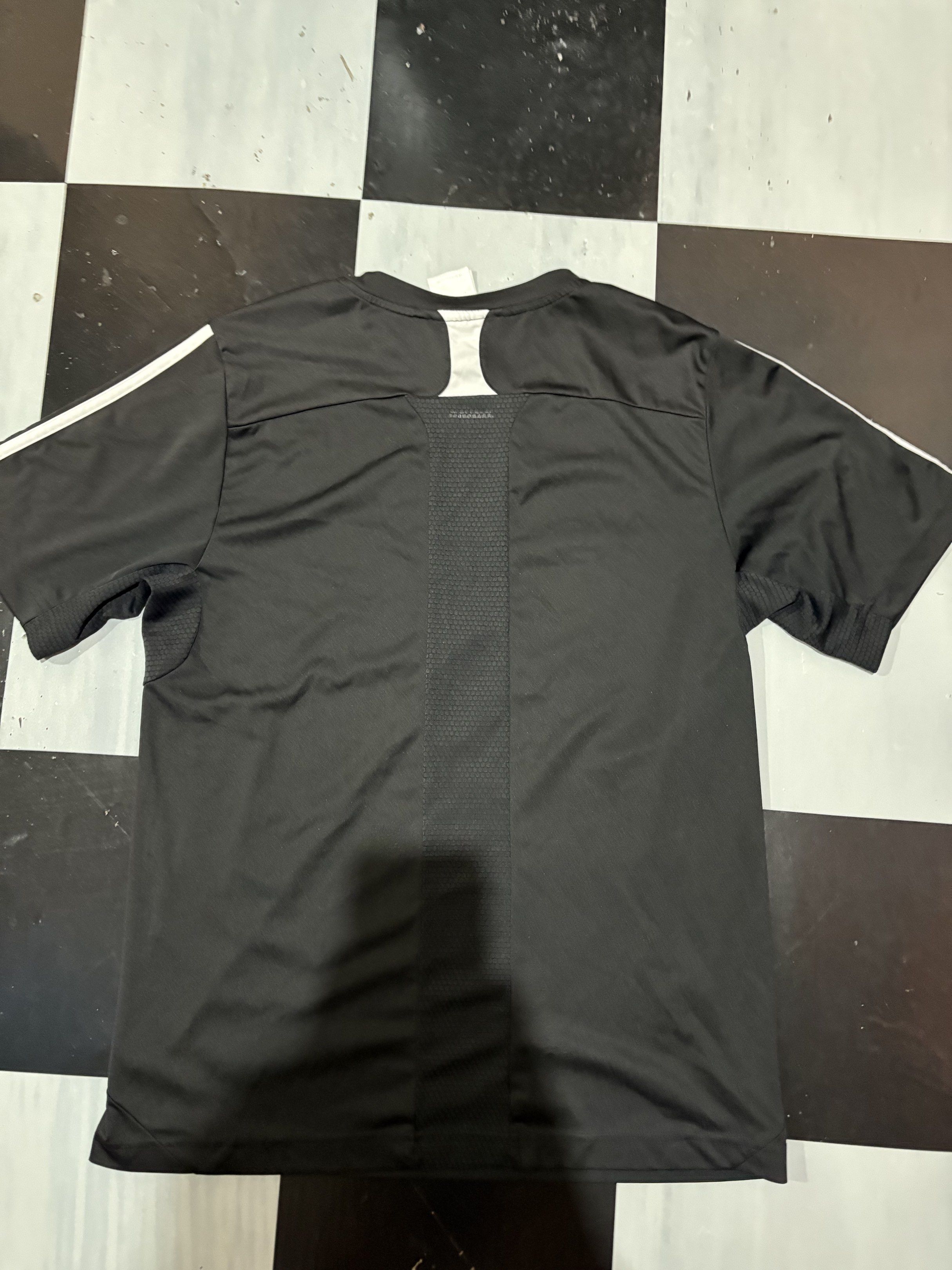 Adidas Clima Black T-shirt (Category: Activewear) located in Cadiz. Submitted by rom96 (Listing ID 1417178585, Image 2). Description: - Adidas Clima T-shirt - Black with white stripes on sleeves - Adidas logo on chest - Crew neck - Breathable design - Vertical mesh panel on back - Made in Thailand.
