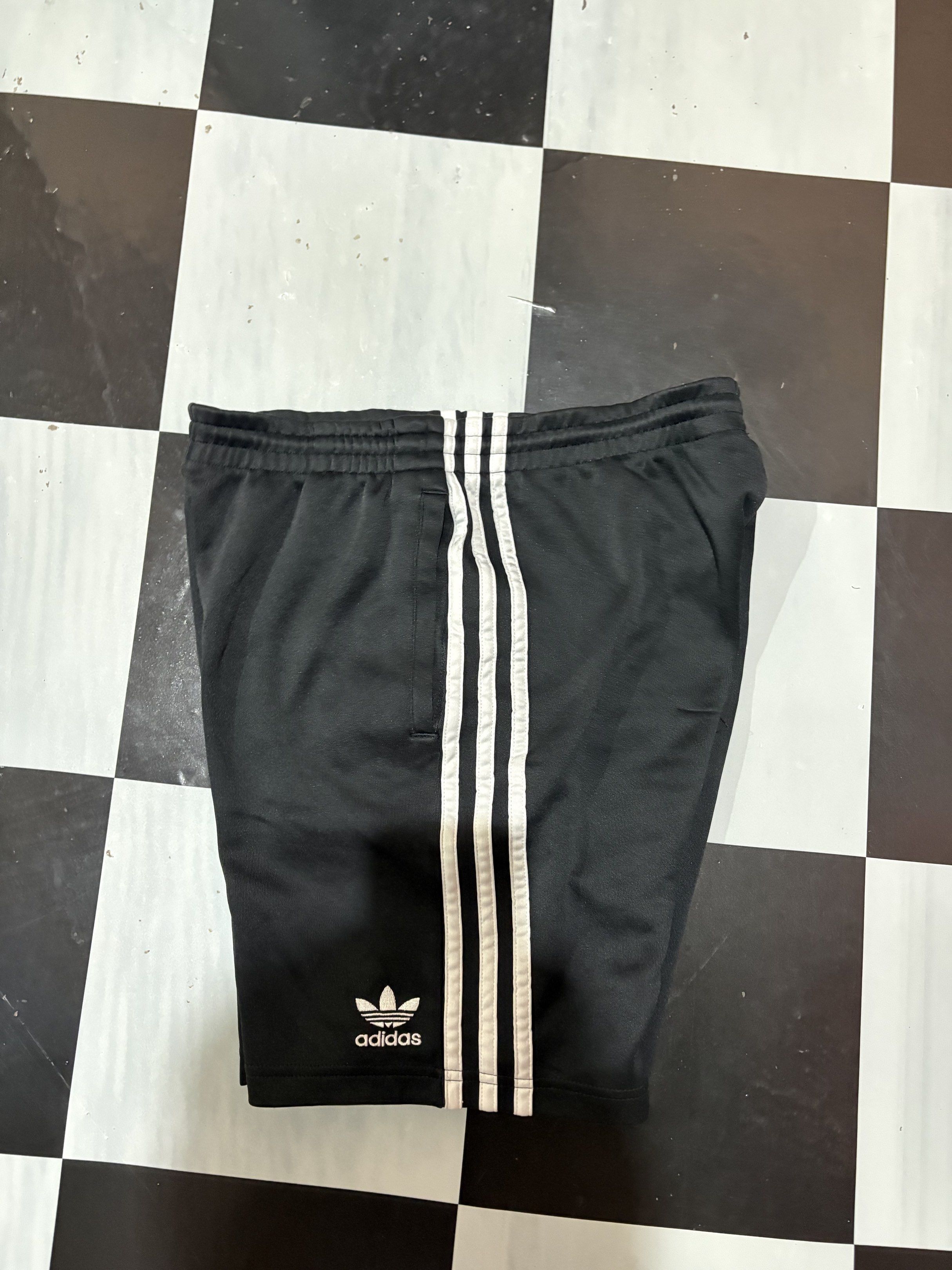 Adidas Shorts with White Stripes (Category: Activewear) located in Cadiz. Submitted by rom96 (Listing ID 1417178942, Image 2). Description: - Adidas black shorts - White stripes on sides - Adidas logo on front - Elastic waistband with drawstring - Sporty fabric - Classic design - Ideal for workouts or casual wear.