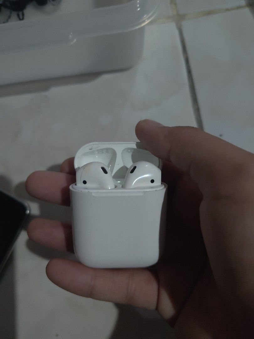 Airpods 2nd generation model (Category: Other Gadgets) located in San Fernando. Submitted by masterambrose13 (Listing ID 1417212607, Image 2). Description: with free case no, left side buds drains faster than the right one, manufactured in vietnam free charger wire.