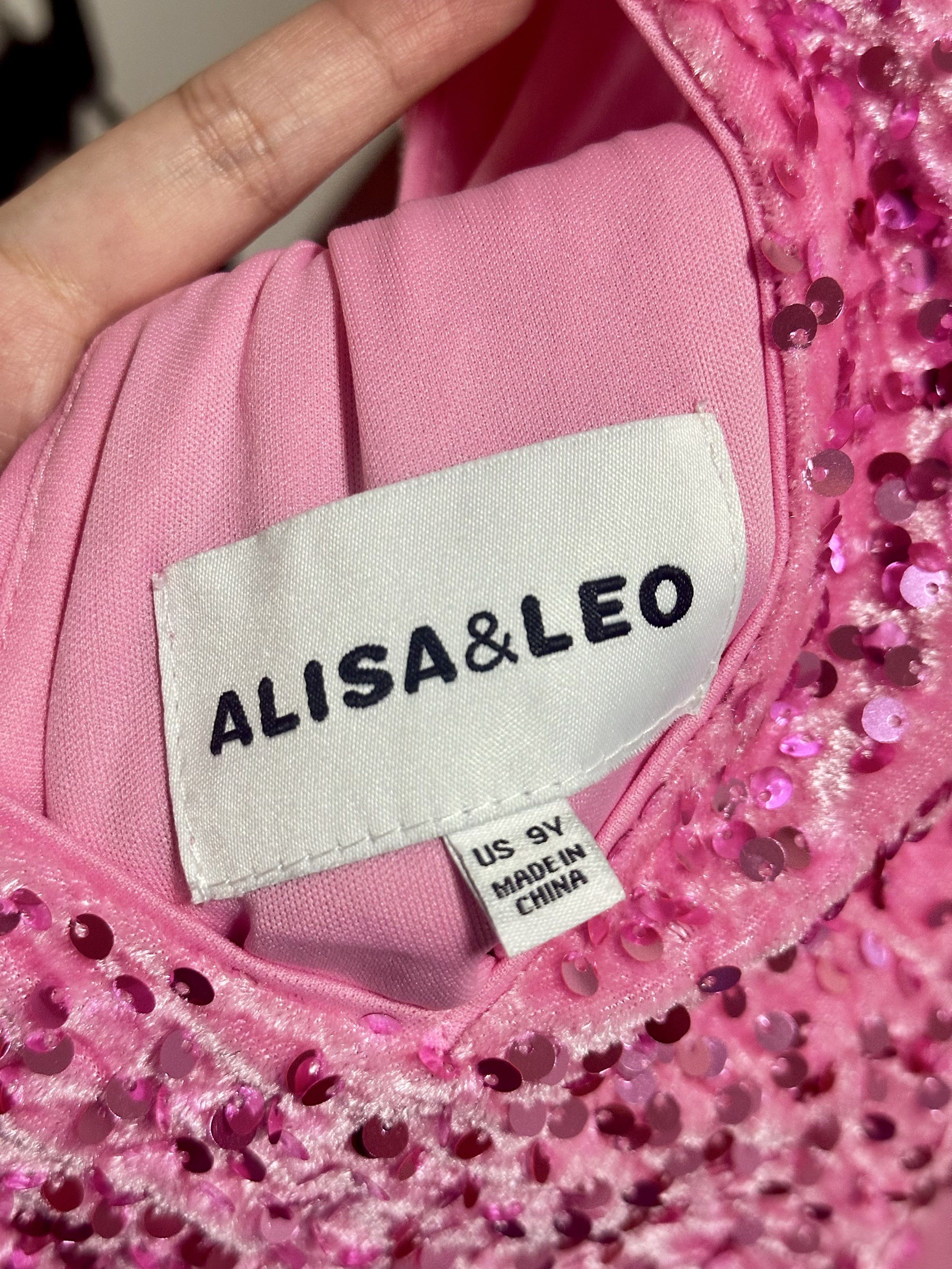 Alisa & Leo Pink Sequin Dress (Category: Dresses) located in General Mariano Alvarez. Submitted by donnabeys (Listing ID 1417068856, Image 2). Description: - Alisa & Leo pink dress - Size: US 9Y - Features a sequined bodice - Flowing tulle skirt - V-neck design - Perfect for special occasions - Made in China.