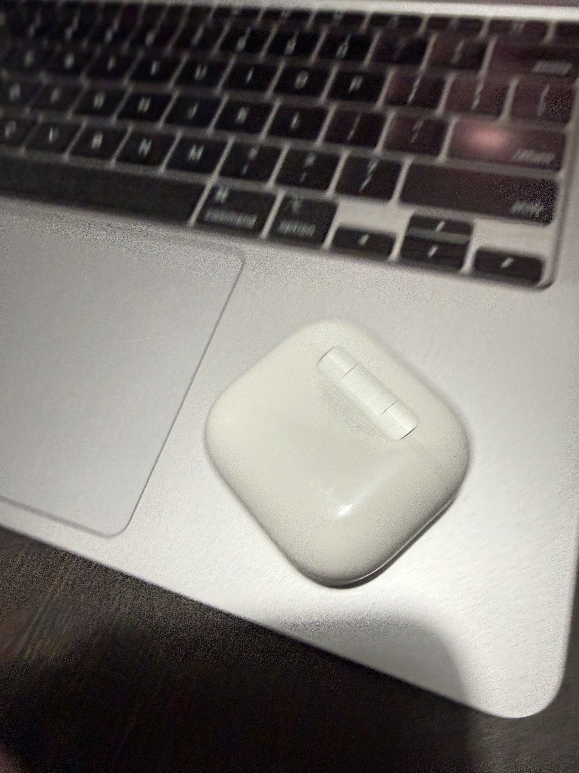 Apple AirPods 4 w/o ANC (Category: Earphones) located in Angeles City. Submitted by naiel (Listing ID 1417185128, Image 2). Description: - Apple AirPods Pro with charging case - White earphones - Charging case with green light (charged) - Includes charging case.